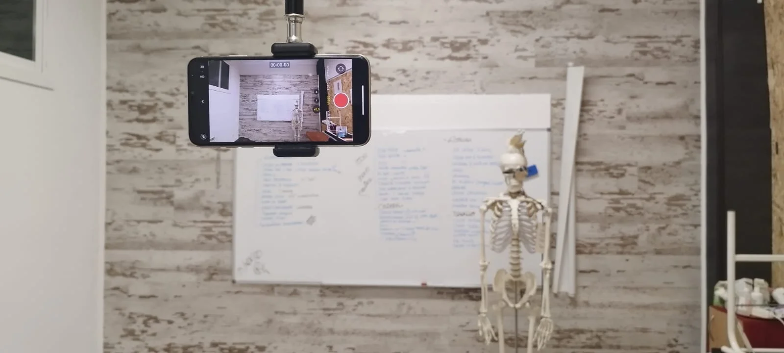 Sistema de grabación utilizado para registrar la parte teórica del curso de Osteopatía, disponible para los alumnos a través de la plataforma virtual del centro de formación HARA.