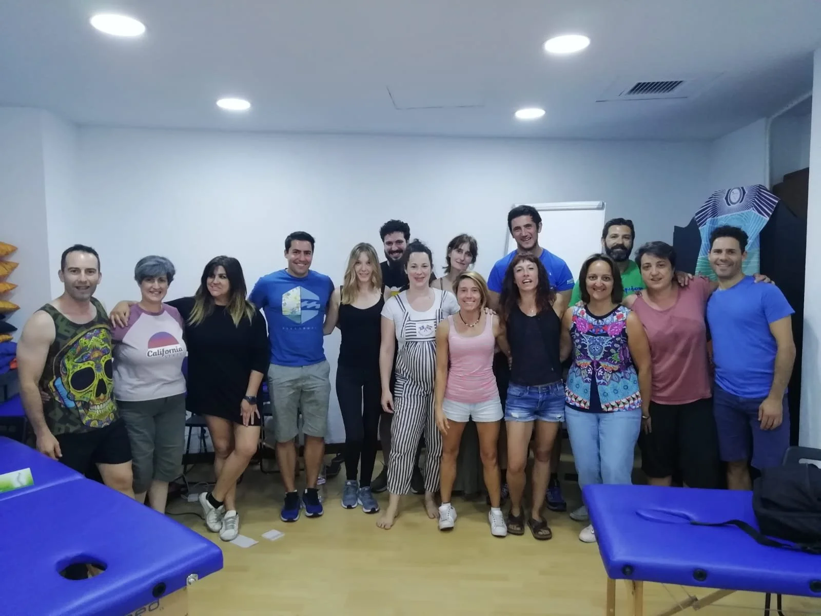 Foto de grupo del curso de Balance Miofascial en Madrid, con alumnos y docente posando juntos al finalizar la formación.