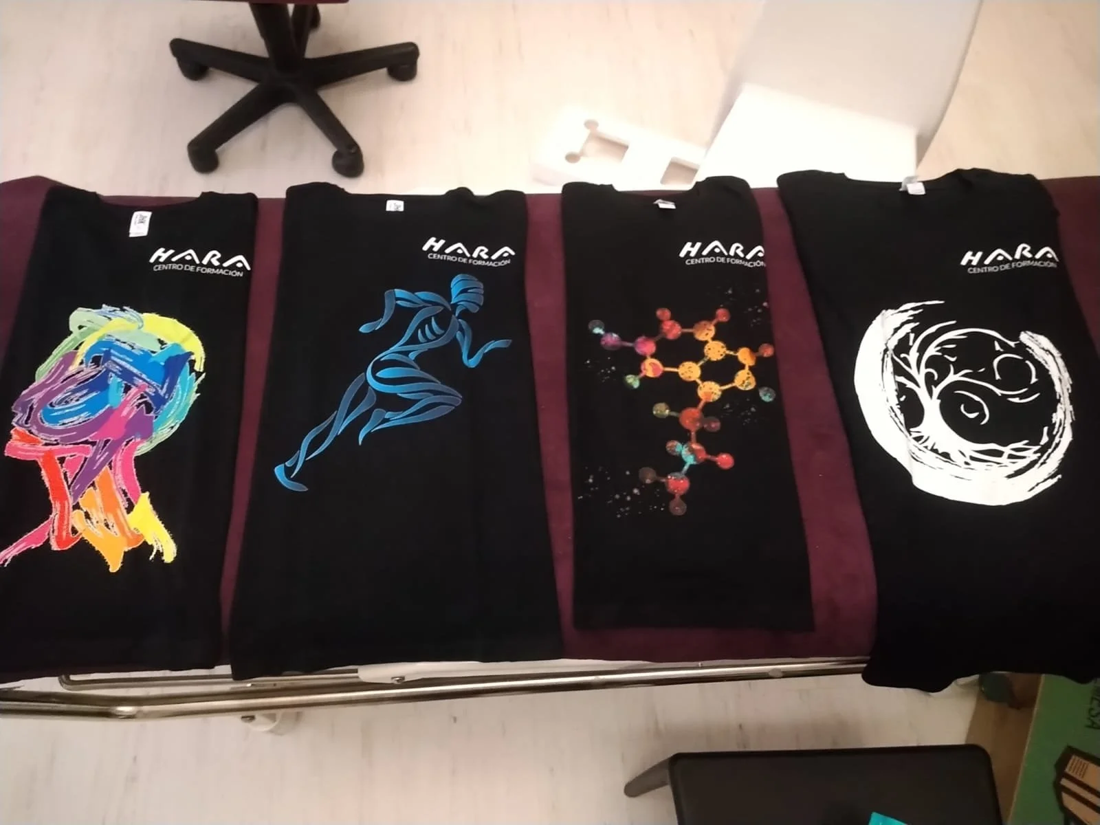 Camisetas que ilustran los pilares fundamentales de los bloques de Miofascial Integral: somatoemocional, estructural, trabajo activo y nutrición para la recuperación del tejido conectivo y la salud.