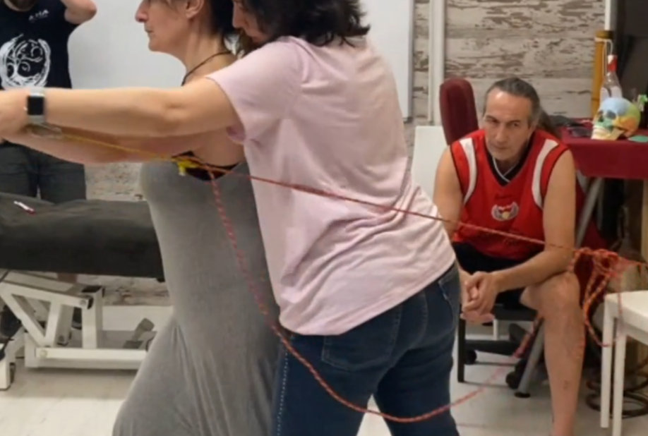 Control postural para la readaptación de hombro con máquina isoinercial en el contexto de Miofascial Integral, incorporando tratamiento activo y respeto por la elasticidad del tejido conectivo.