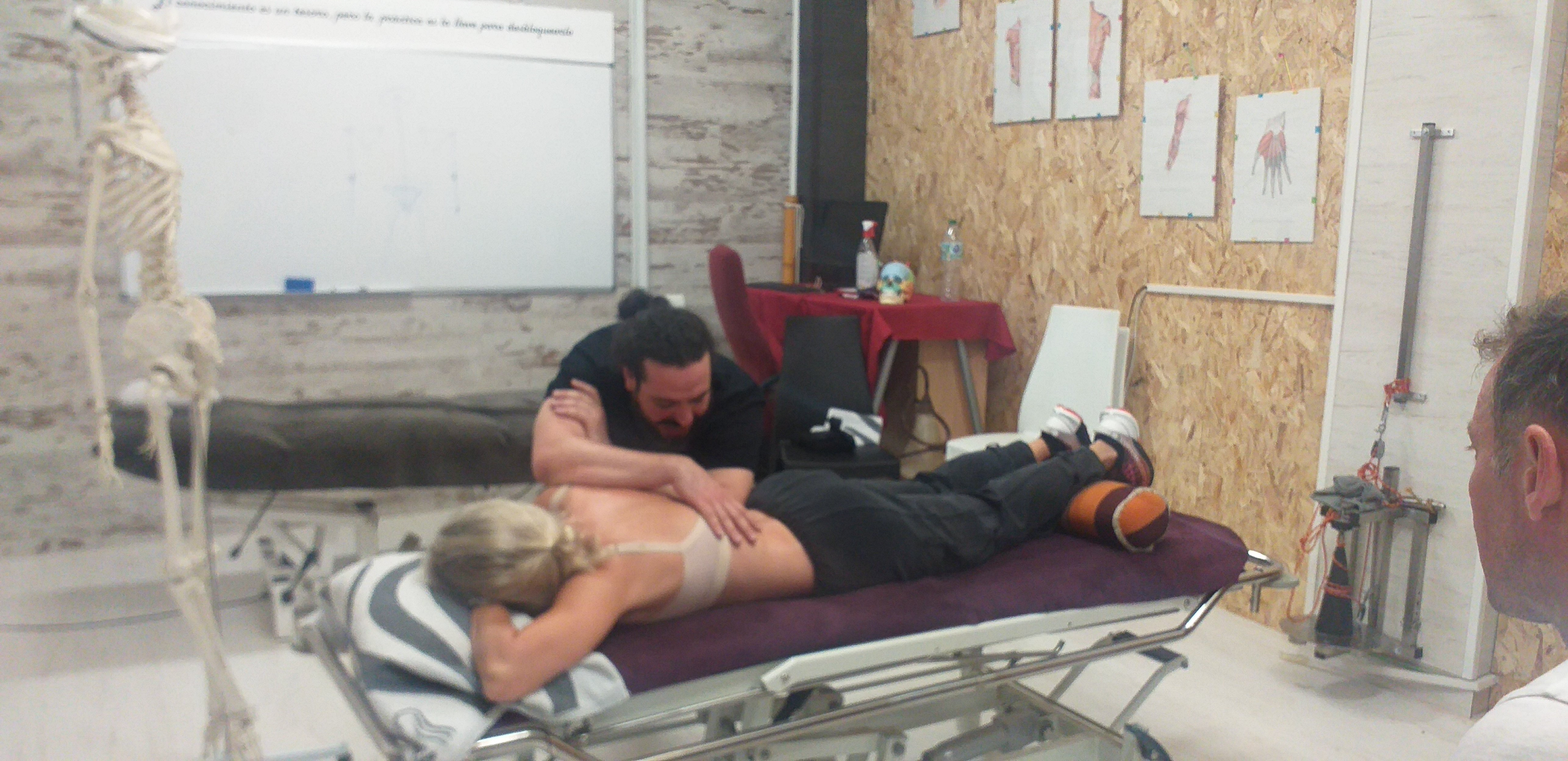 Demostración de técnica directa de abordaje de glúteo durante el curso de Terapia Miofascial en el centro de formación HARA, mostrando la aplicación práctica de la técnica.