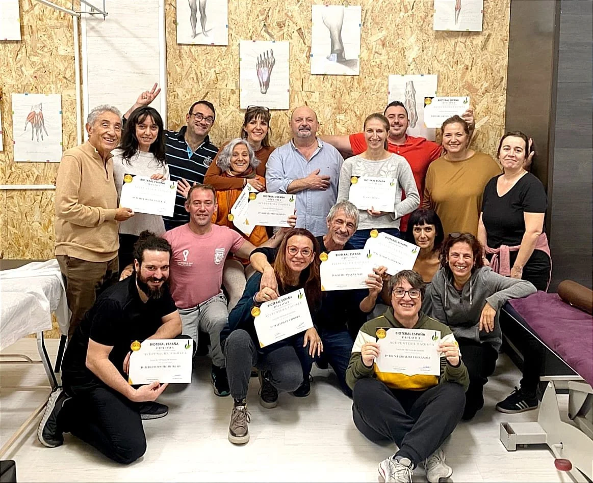 Foto de grupo al finalizar el curso de Lectura de Rostros y Acupuntura Distal en el centro de formación HARA, donde los alumnos posan juntos celebrando su logro.