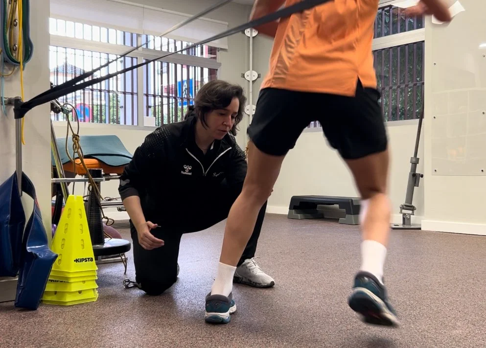 Raquel Urbano, docente en readaptación y ejercicio asociado a la terapia miofascial, guiando una sesión de entrenamiento en su centro de fisioterapia.
