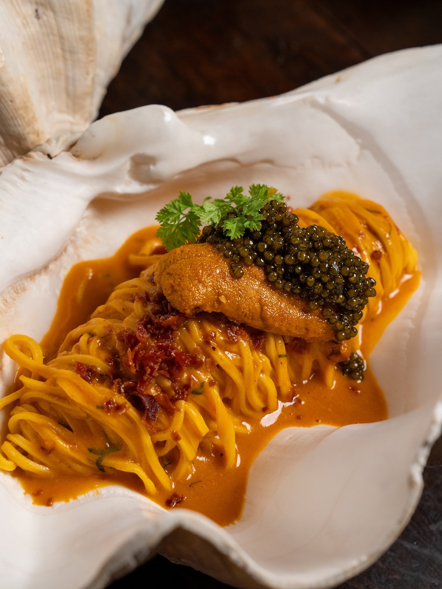 🐚✨🌊Dive into luxury. Our signature hand-made sea urchin tagliolini, served in a vintage seashell, is crowned with Iberico ham and caviar. A symphony of the sea and earth in every bite.

沉浸於奢華之中。我們的招牌手工海膽幼蛋麵，承載於復古海貝殼中，佐以伊比利亞火腿與魚子醬點綴。每一口都是海洋與大地交織的饗宴。