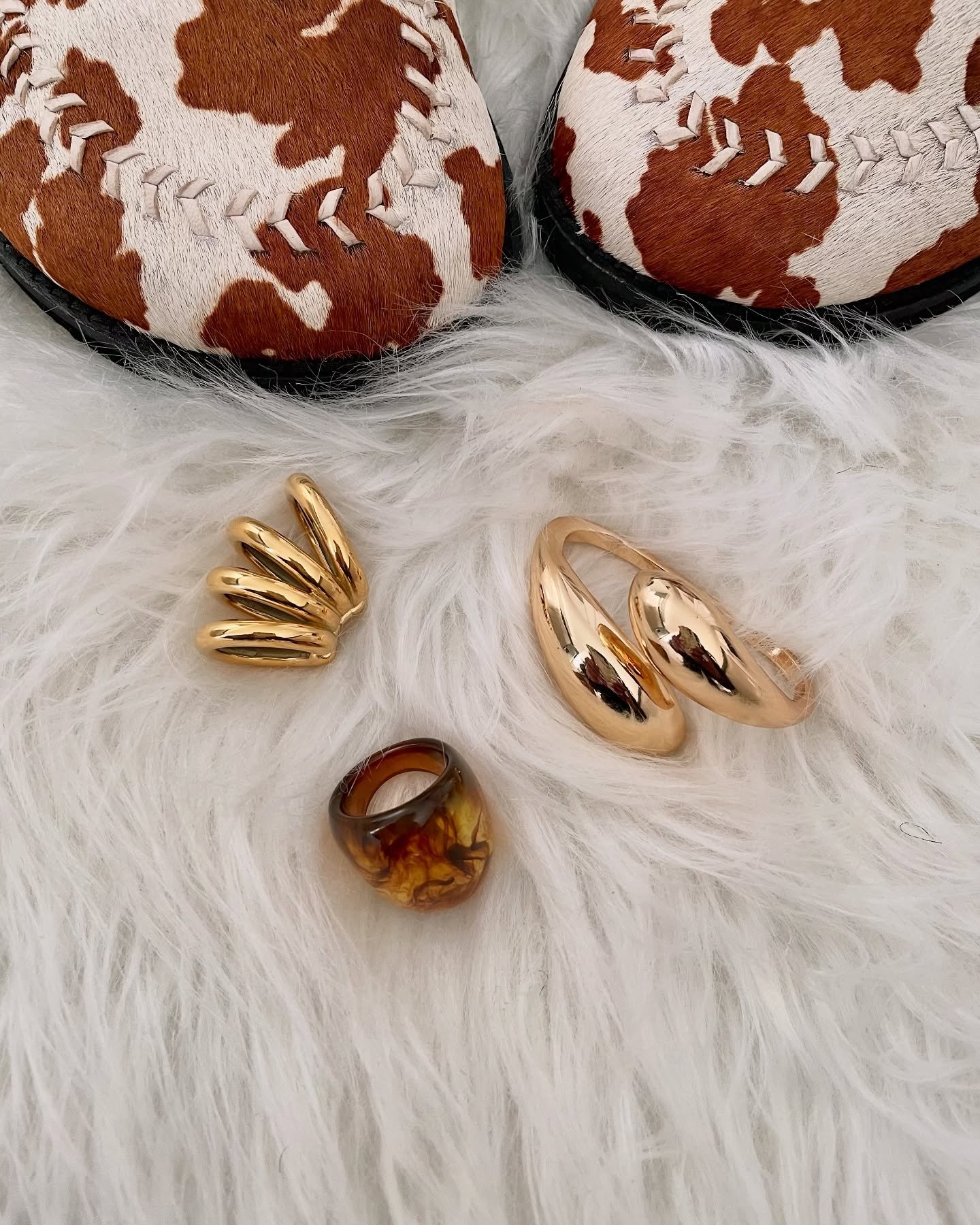 Happy Short Week 🙋🏾&zwj;♀️and for those whom observe happy cowboy carter tour launch ☺️ today is giving yee-haw 🤠 so it&rsquo;s only fitting to mix it up with a little western vibes - feeling it? 

#earrings #rings #earringsoftheday #ringsofinstag