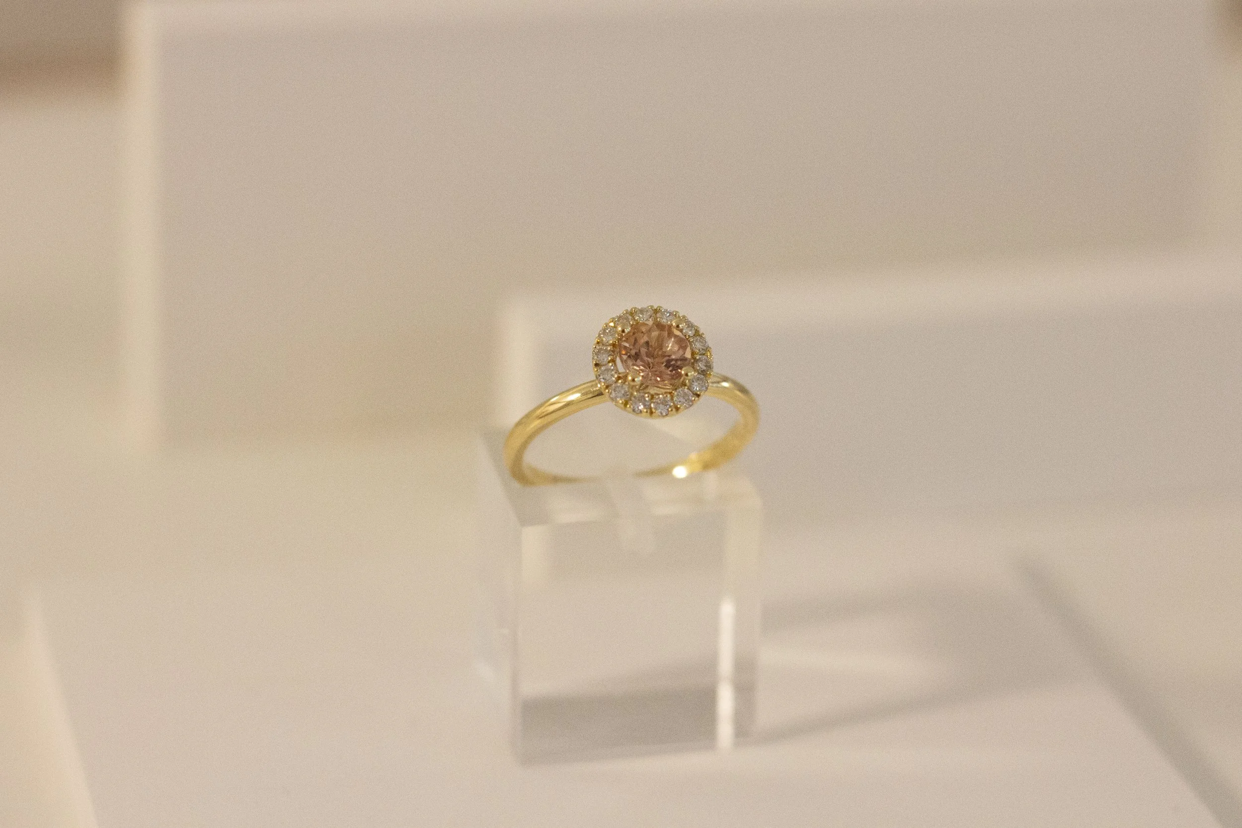 Ring in 18kt geel goud / edeltopaas / diamant