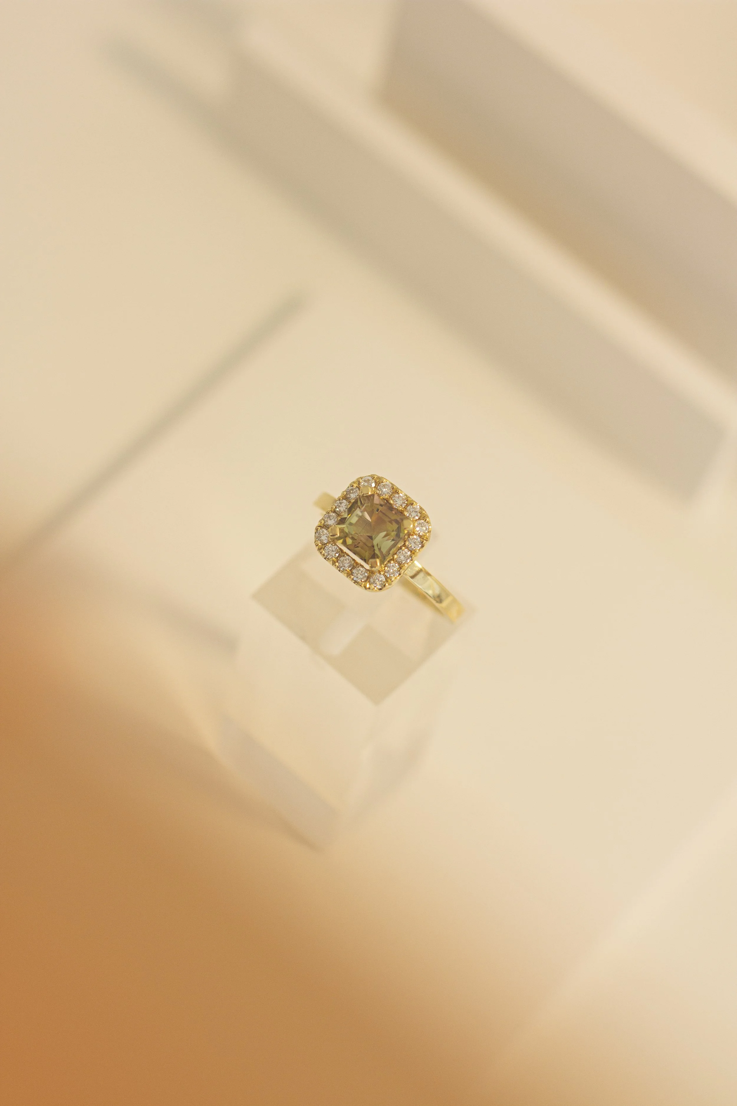 Ring in 18kt geel goud / toermalijn bicolor / diamant