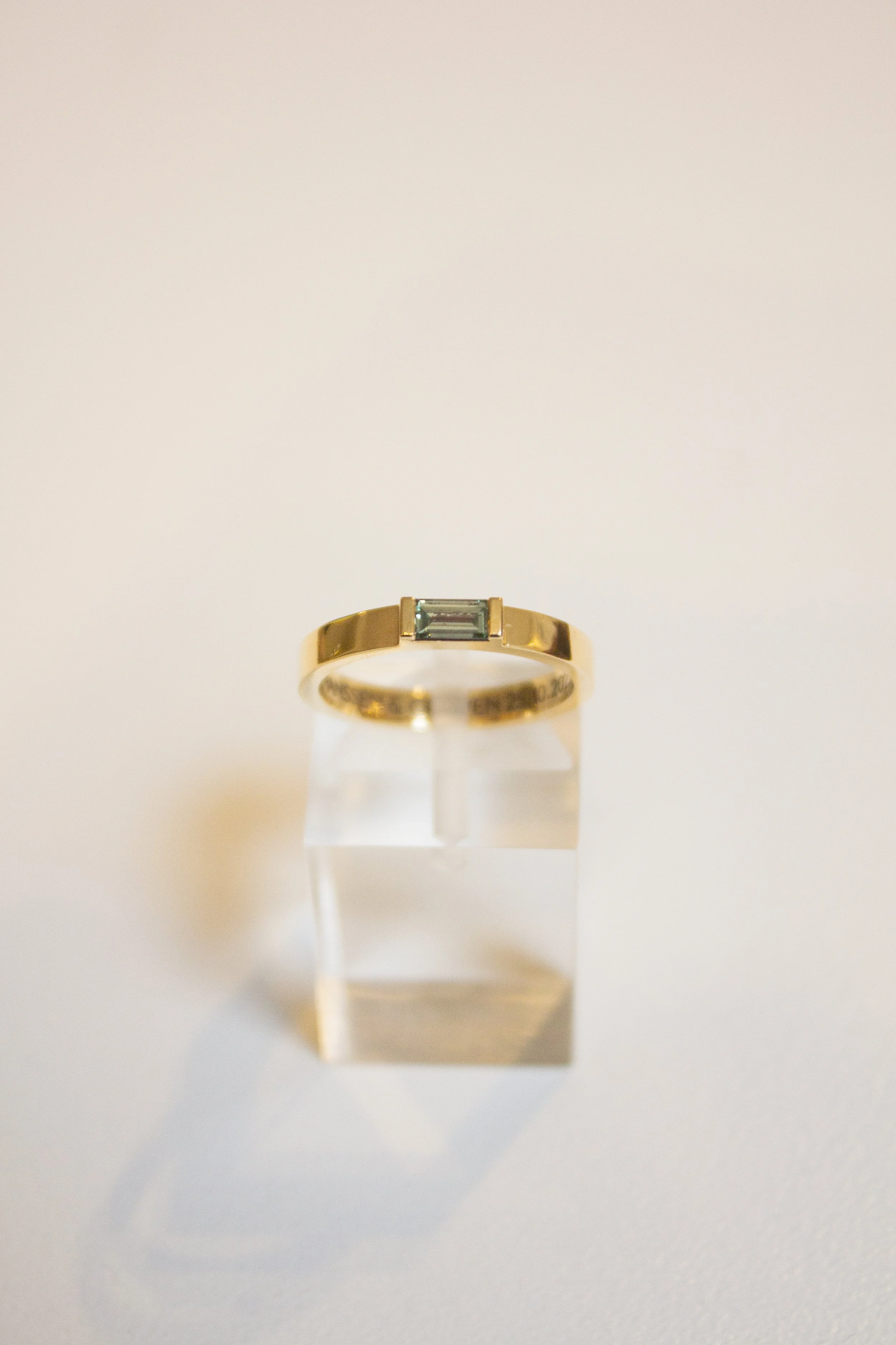 Ring in 18kt geel goud / groene diamant