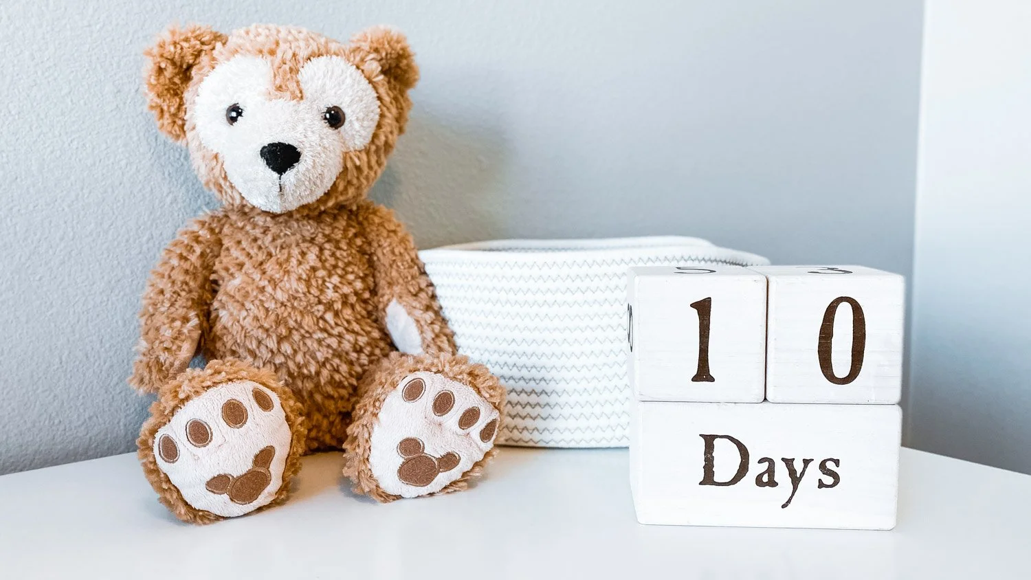 Number block countdown in kids room with ten days until family trip