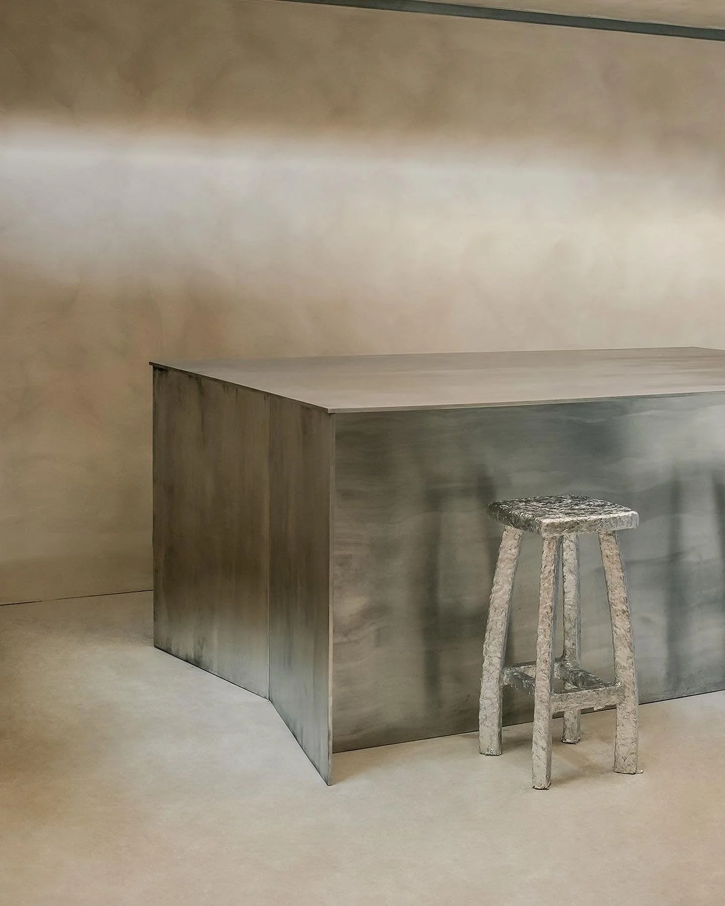 Strict lines and unfinished materials in this London jewellery showroom. 

#rare #interiordesign #architecture #design #lightingdesign #rarestudio #areyourare