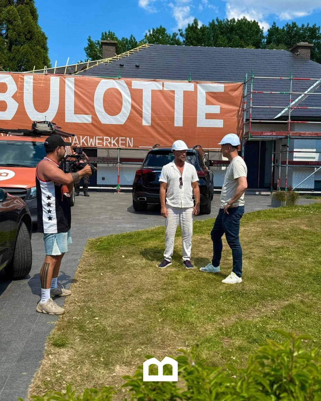 🎬 Achter de schermen bij Bulotte!
Op 22 juni om 13u30 zijn we te zien in het VTM programma Lifestyle &amp; Wonen.
Benieuwd hoe wij dit leien dak aanpakken? Kijk zeker mee! 

#Bulotte #VTM #LifestyleEnWonen #Gevelwerken #Dakwerken #Temse