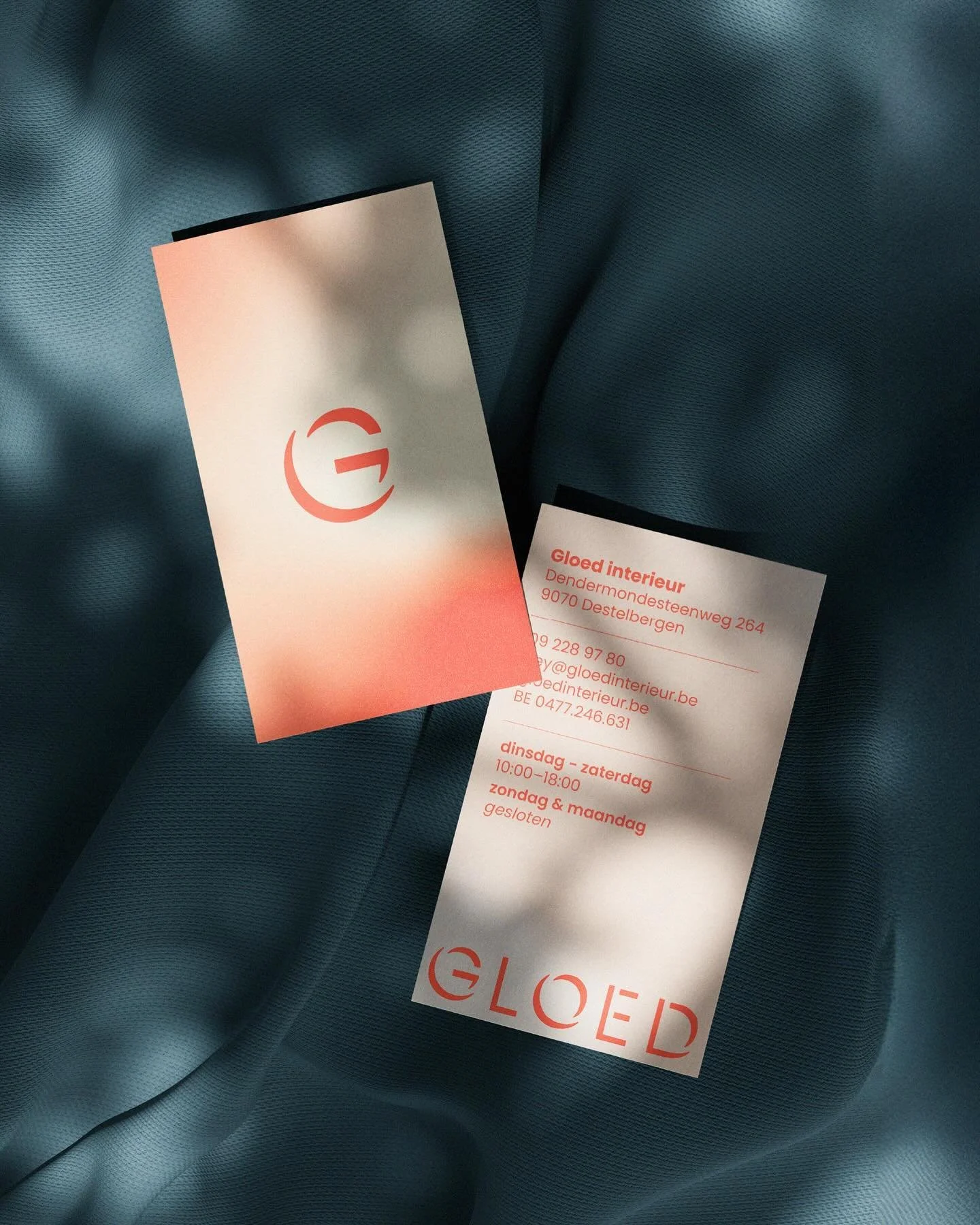 Branding voor @gloedinterieur 

Svenja en Simon namen HomeTextile over, een zaak in huishoudtextiel in Destelbergen. Ze klopten bij mij aan voor een rebranding.

Om te vatten welk verhaal ze willen vertellen met hun nieuwe zaak, gingen we op zoek naa