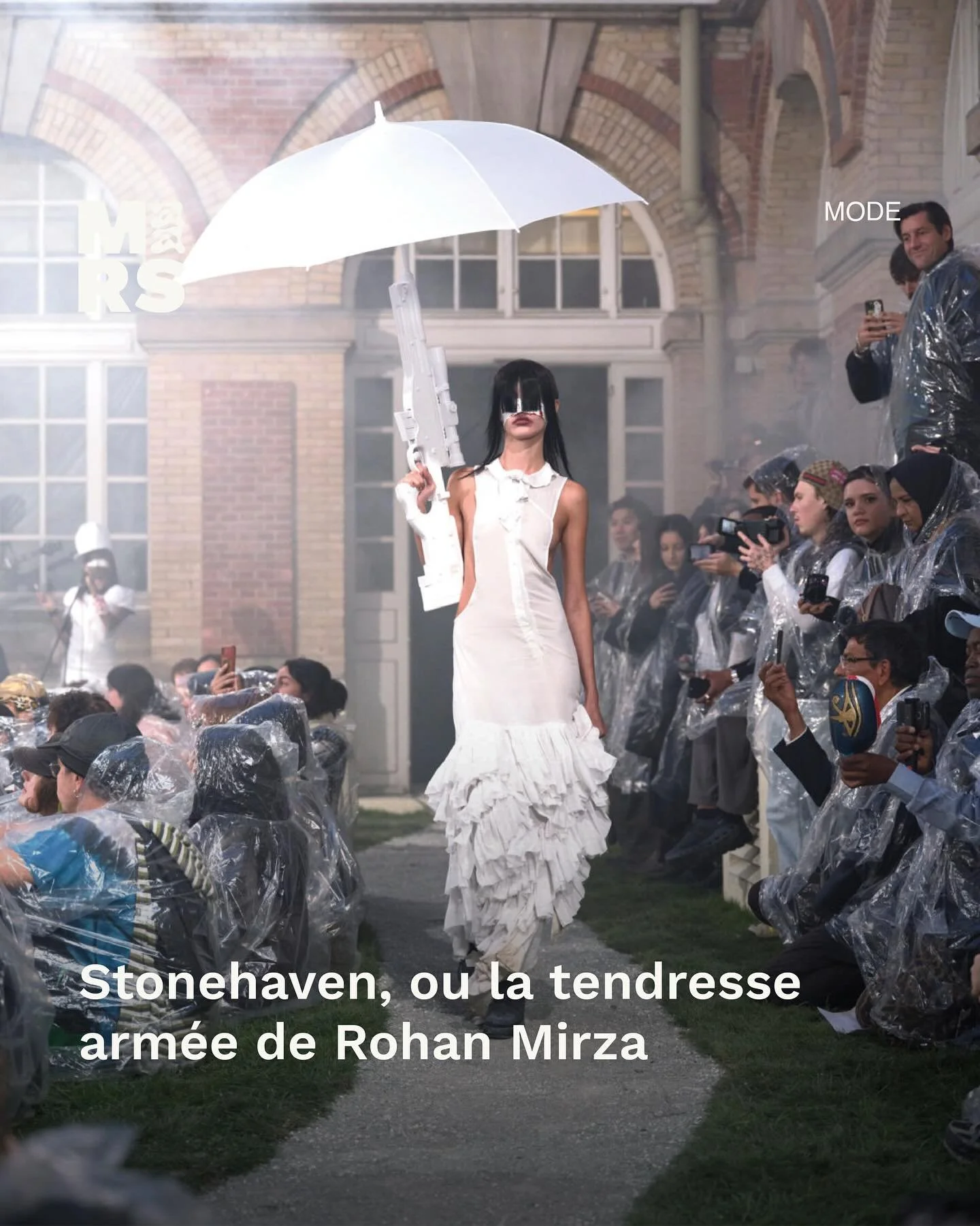Pour sa collection SS26, @marierohanaa transforme la cour de l&rsquo; @ecoleduperreparis en un fragment de la carte Stonehaven du jeu vid&eacute;o Call of Duty

Article complet sur maarsmagazine.com

Cr&eacute;dits photo : @marierohanaa slide 6 @tava