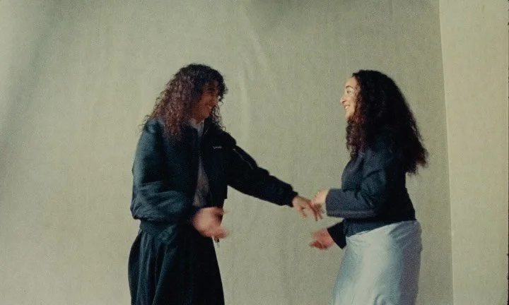 Avec &laquo;&nbsp;Ukhty&nbsp;&raquo;, @ginanechbn montre la douceur de la sororit&eacute;. 

Les sc&egrave;nes d&eacute;voilent des gestes d&rsquo;amour, comme se pr&ecirc;ter des v&ecirc;tements, jouer ou danser, que l&rsquo;on r&eacute;serve souven