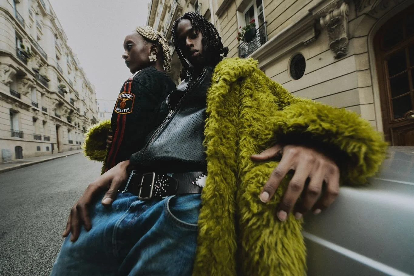 La s&eacute;rie &laquo;&nbsp;Silent Legacy&nbsp;&raquo; fait des tresses traditionnelles Malagasy son fil conducteur.

En activant ces coiffures avec des accumulations de vestes en cuir, polo flashy et fourures, le directeur artistique et styliste @s