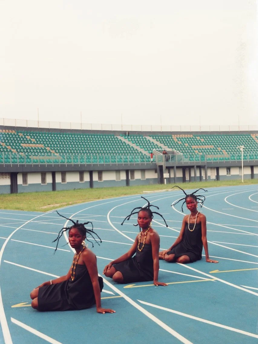 A travers son travail, @unavailable_______p interroge la notion de communaut&eacute;, la r&eacute;silience et la capacit&eacute; &agrave; trouver du sens l&agrave; o&ugrave; d&rsquo;autres ne per&ccedil;oivent rien. Bas&eacute; au Nigeria, il accompa