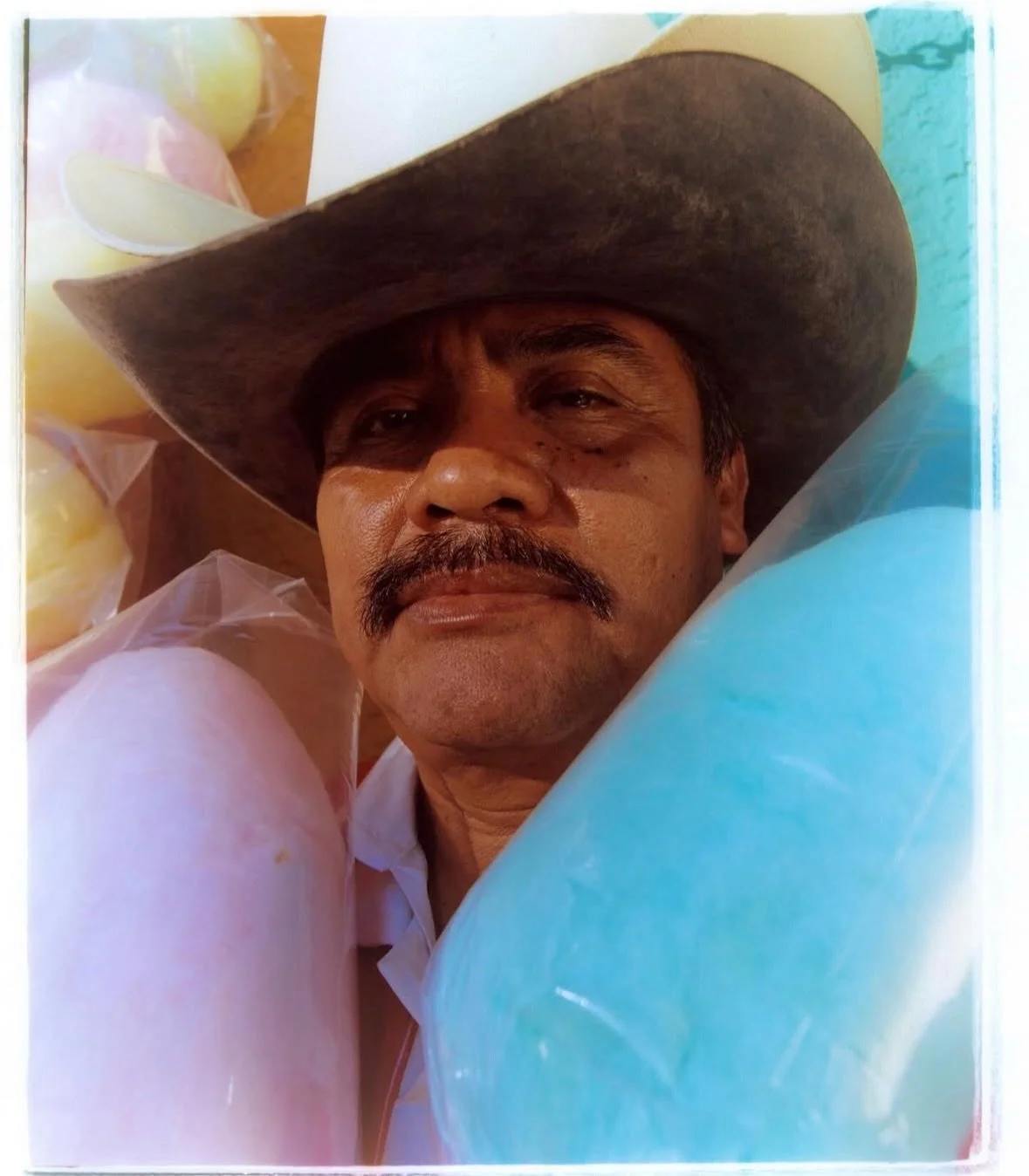 Dans &laquo; Manos Benditas &raquo;, @thaliagochez rend hommage aux vendeurs de rue de Los Angeles. La s&eacute;rie dresse ici les portraits de Don J, marchand de ballons, et de Do&ntilde;a M, vendeuse de fleurs, dont le travail soutient &agrave; la 