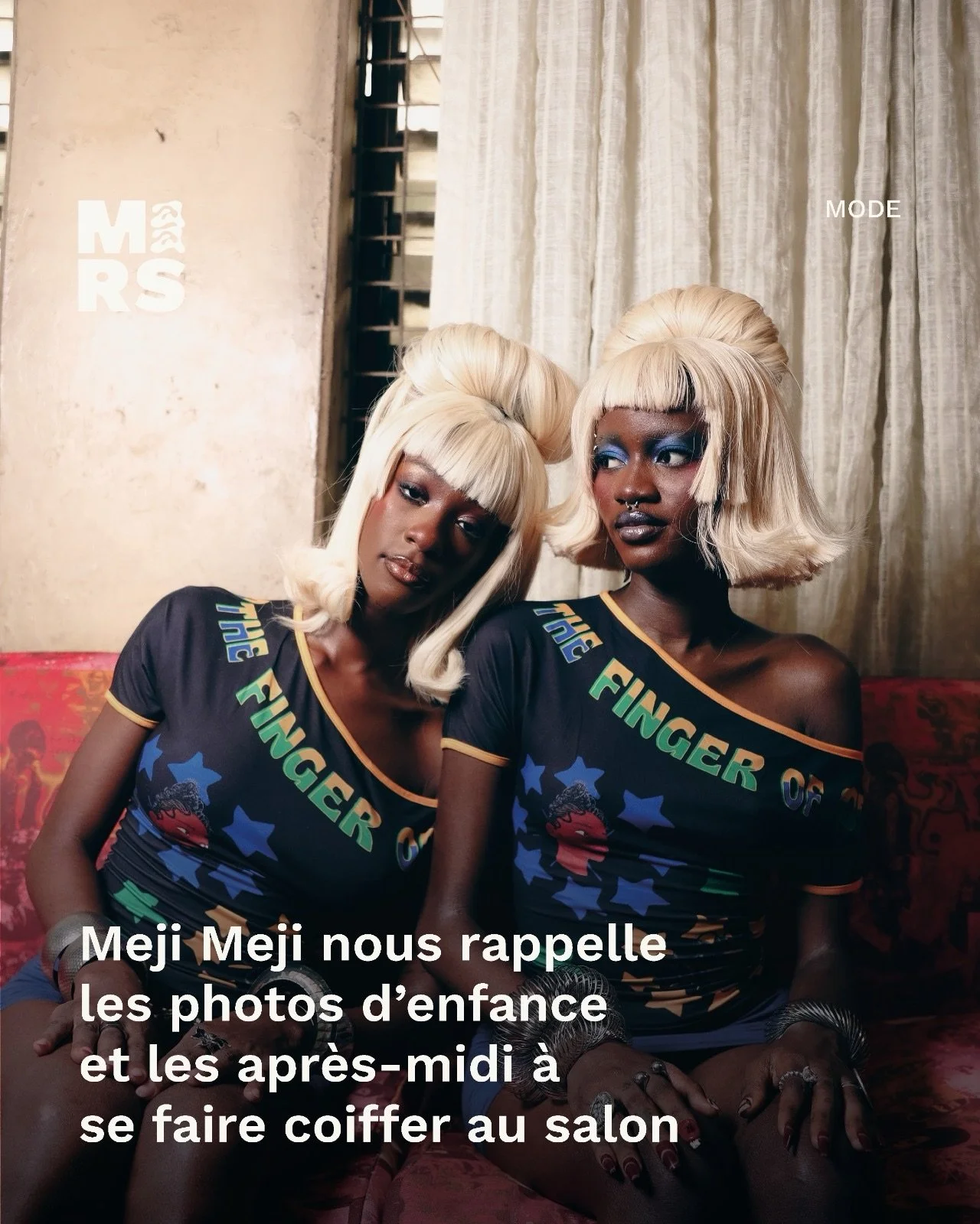 ond&eacute;e &agrave; Lagos, la marque @mejimeji.co poursuit son travail de m&eacute;moire avec une nouvelle s&eacute;rie d&rsquo;images centr&eacute;e sur le &ldquo;Finger of God&rdquo; top, une pi&egrave;ce qui convoque l&rsquo;imaginaire des salon