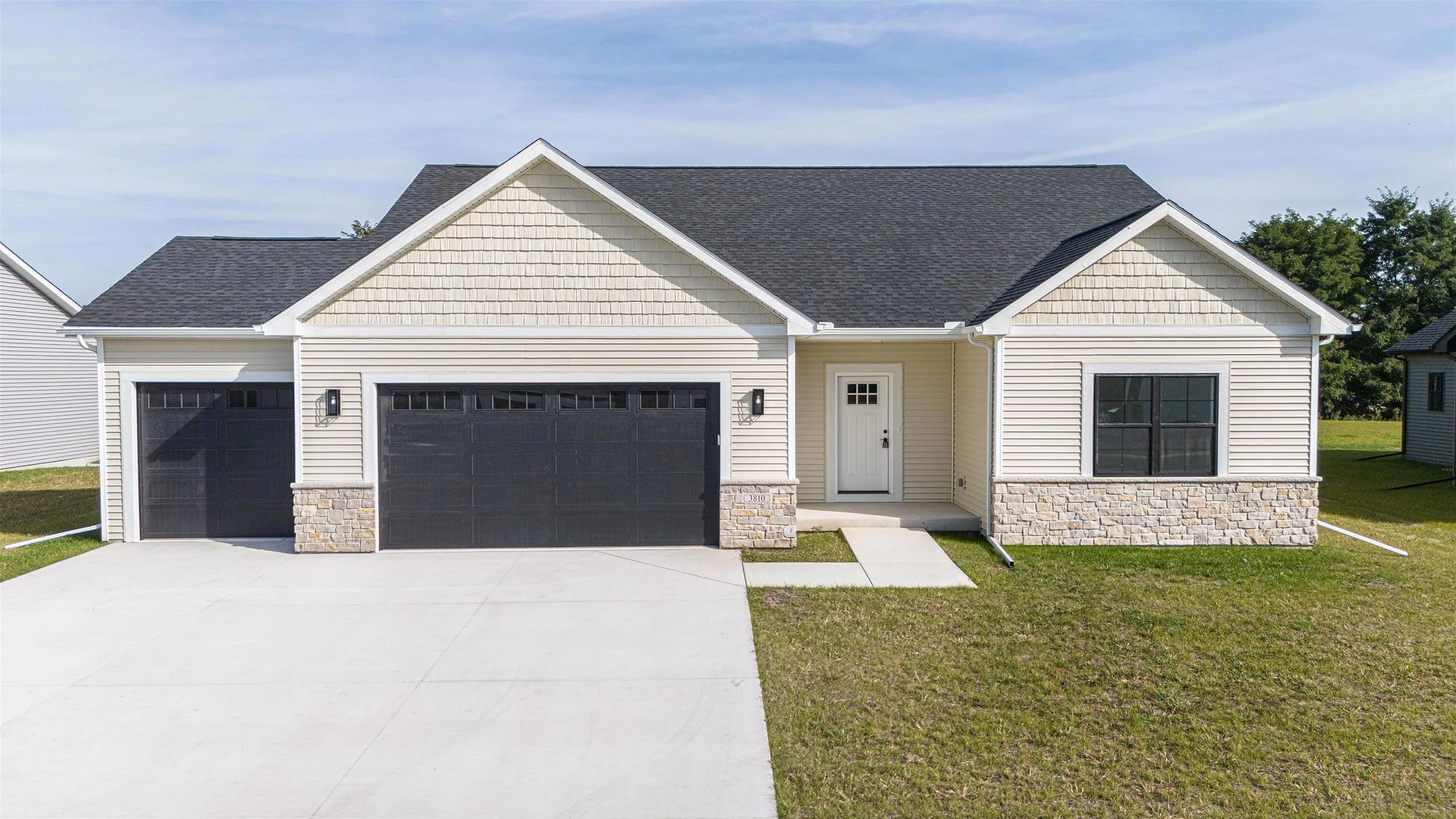 3810 N Woodbury Ln, Janesville, WI 53545