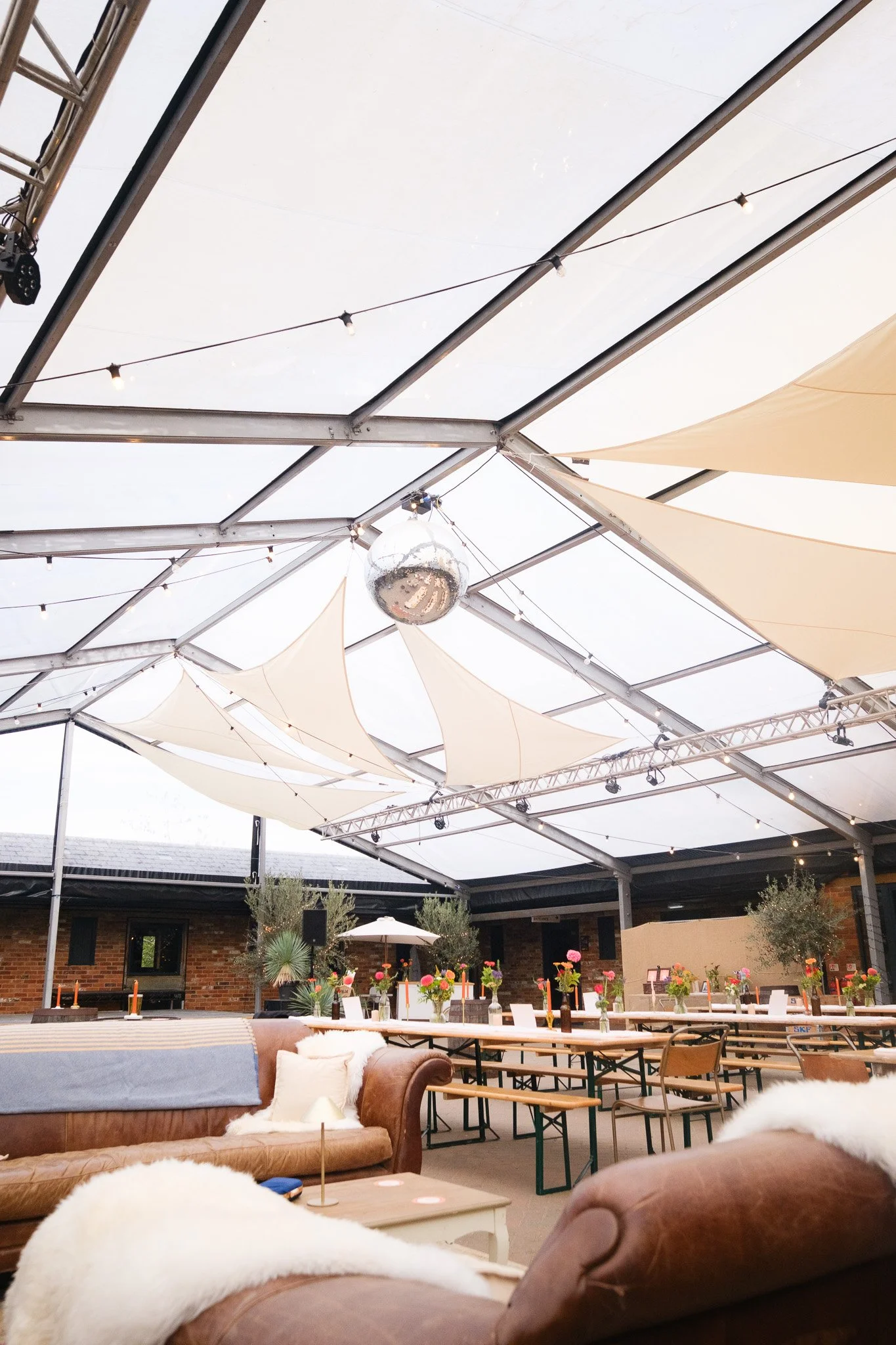 blackpit-wedding-cosy-sofas-shotbyjaz.jpg