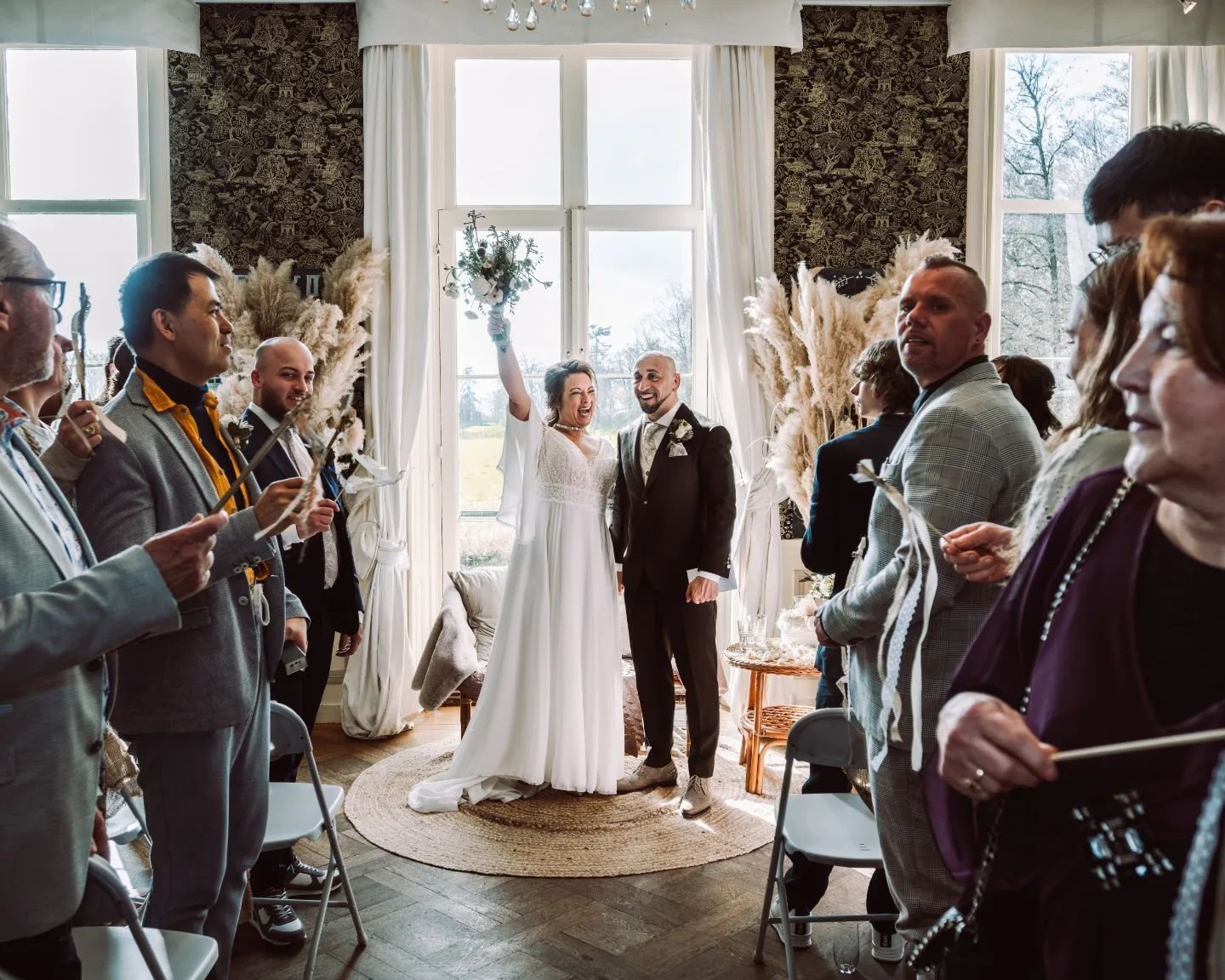 Feestend de zaal uit 💍🎊

#BruiloftenFotografie #bruiloft #trouwen #wedding #party #kasteeldehaere #ceremonie #trouwjurk #feest #trouwfotograaf #trouwfotoinspiratie #bruidsfotograaf #deventer #olst #trouwendeventer #trouwfotografie #weddingawards #t