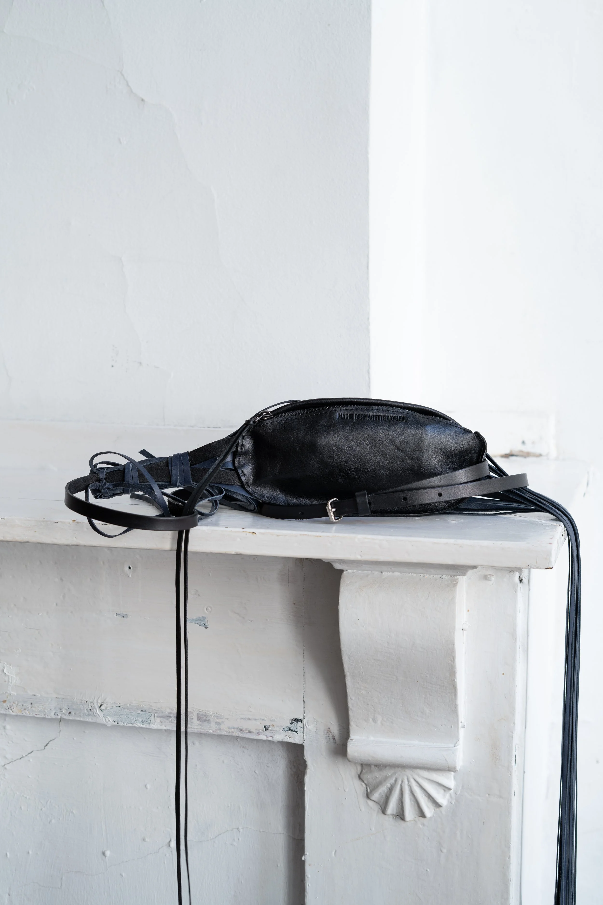 Marie-Bernadette-Woehrl-nest-bag-pouch-fringes-black-blue-artisanal-leather-goods-antwerp-fashion-festival-tir-na-nog-8.jpg