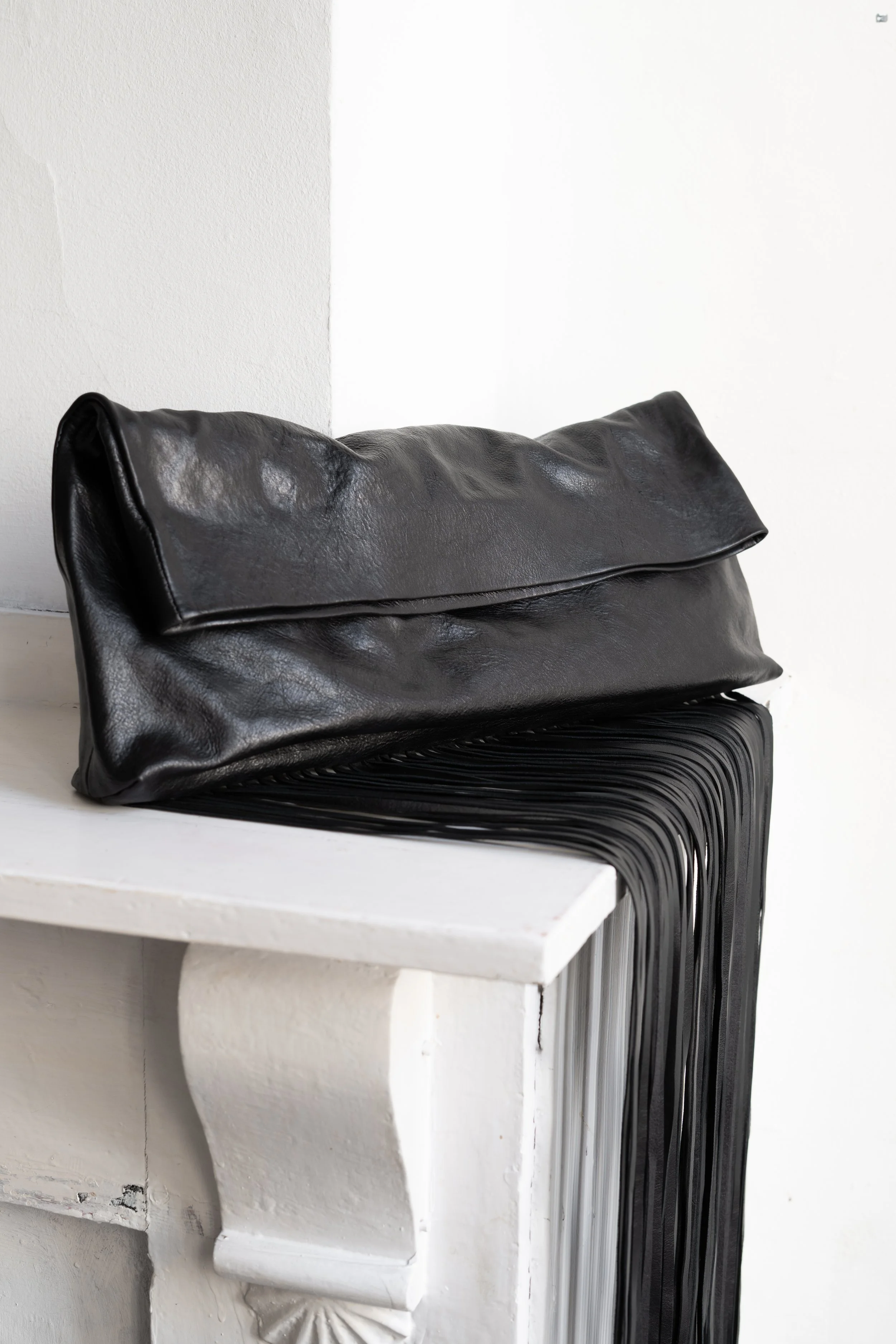 Marie-Bernadette-Woehrl-Anemone-Bag-Black-artisanal-leather-goods-vachetta-veg-tan-antwerp-dark-fashion-4.jpg