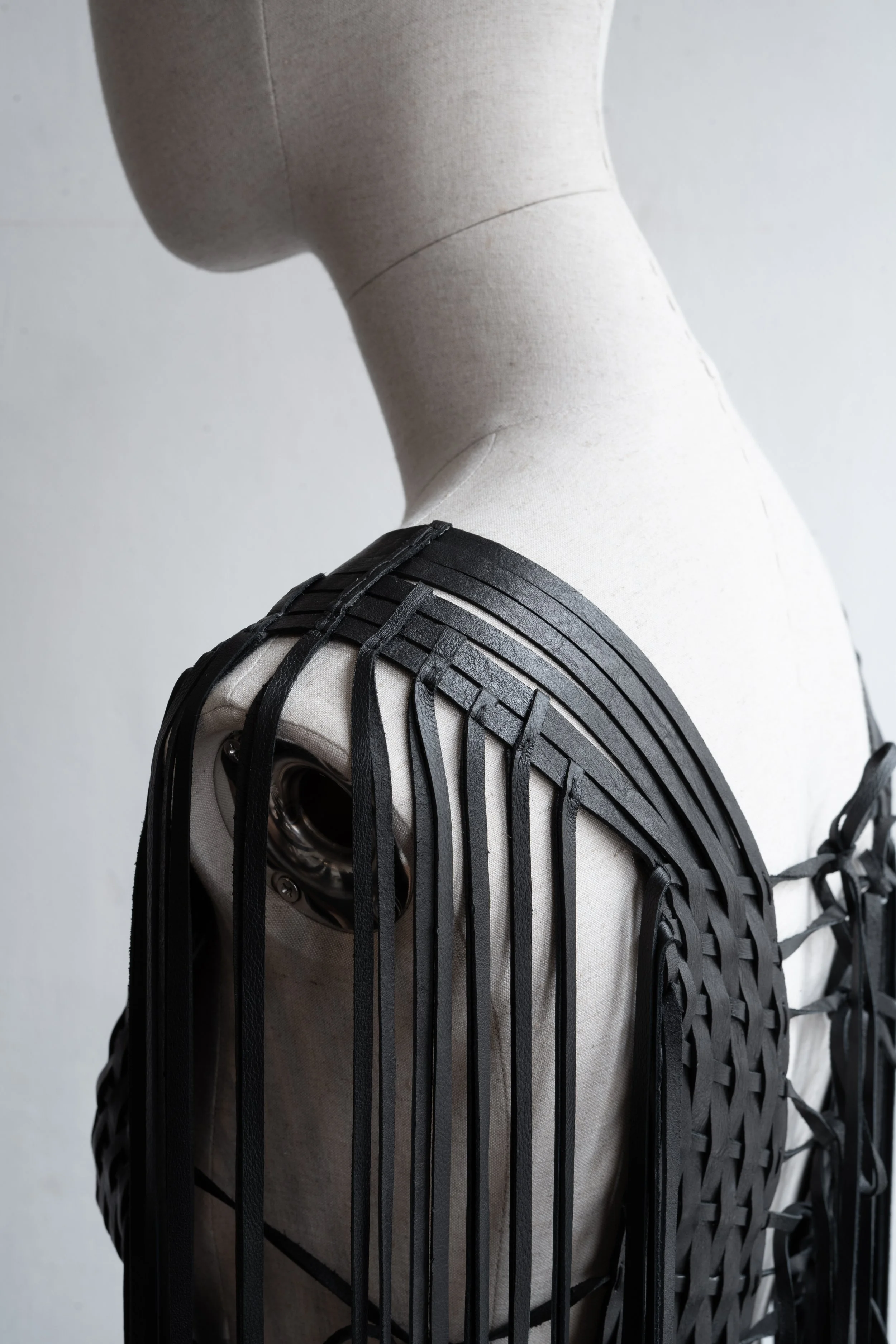 marie-bernadette-woehrl-lluna-finge-bolero-artisanal-leather-goods-antwerp-fashion-festival-handmade-woven-dark-handmade-accessories-4.jpg