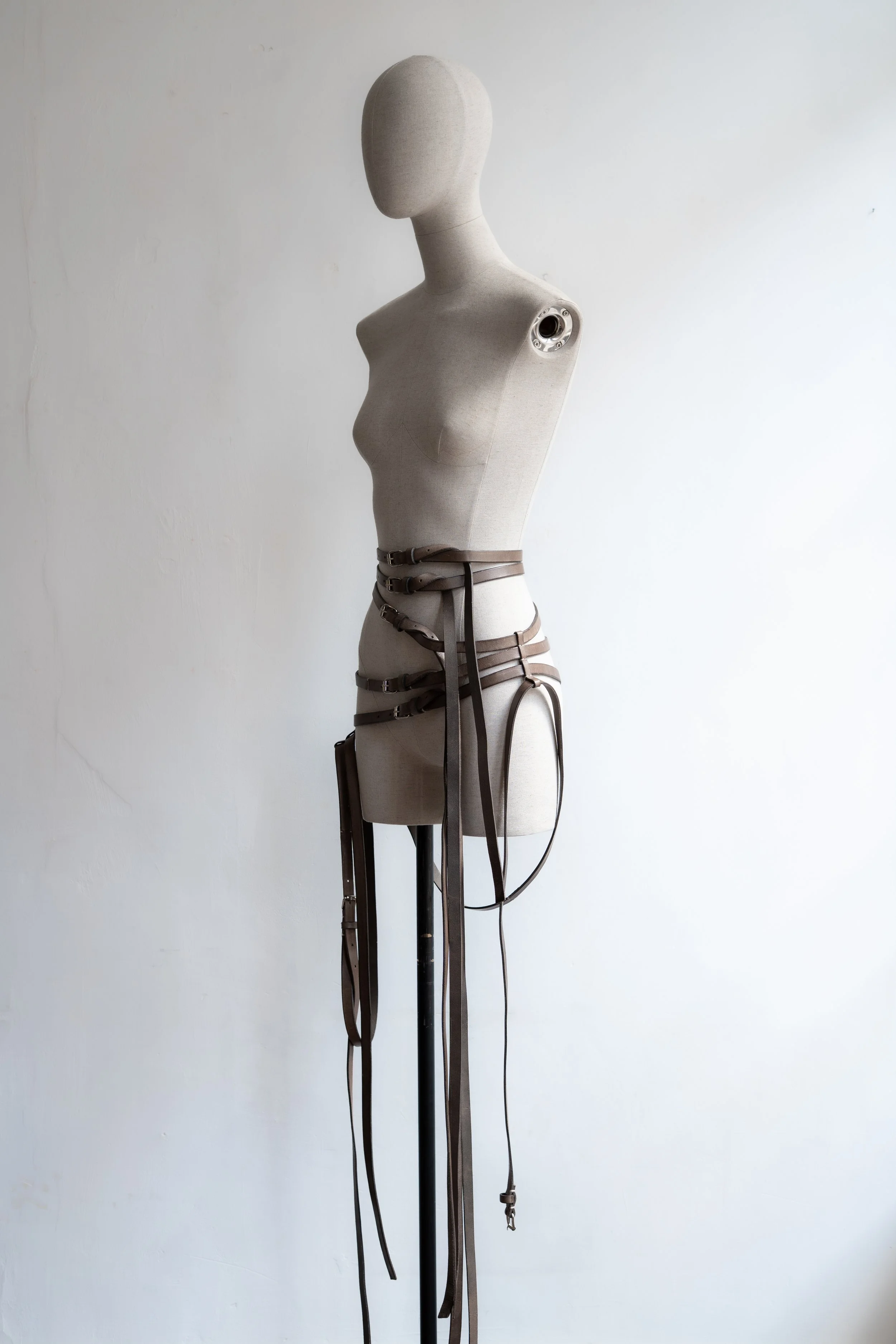 marie-bernadette-woehrl-kara-seven-belt-brown-artisanal-leather-goods-antwerp-fashion-festival-handmade-dark-accessories.jpg