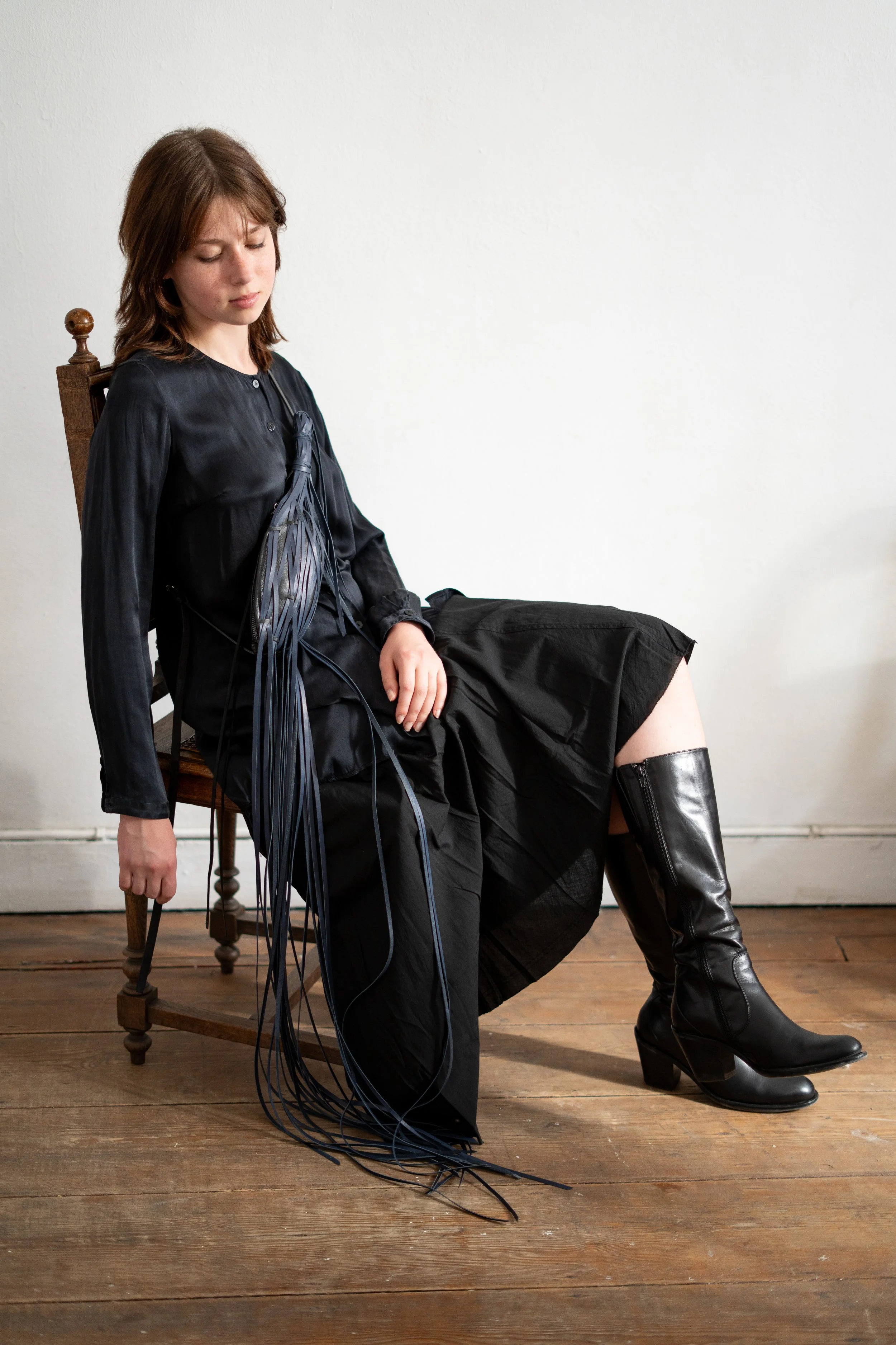 Marie-Bernadette-Woehrl-nest-bag-pouch-fringes-black-blue-artisanal-leather-goods-antwerp-fashion-festival-tir-na-nog.jpg