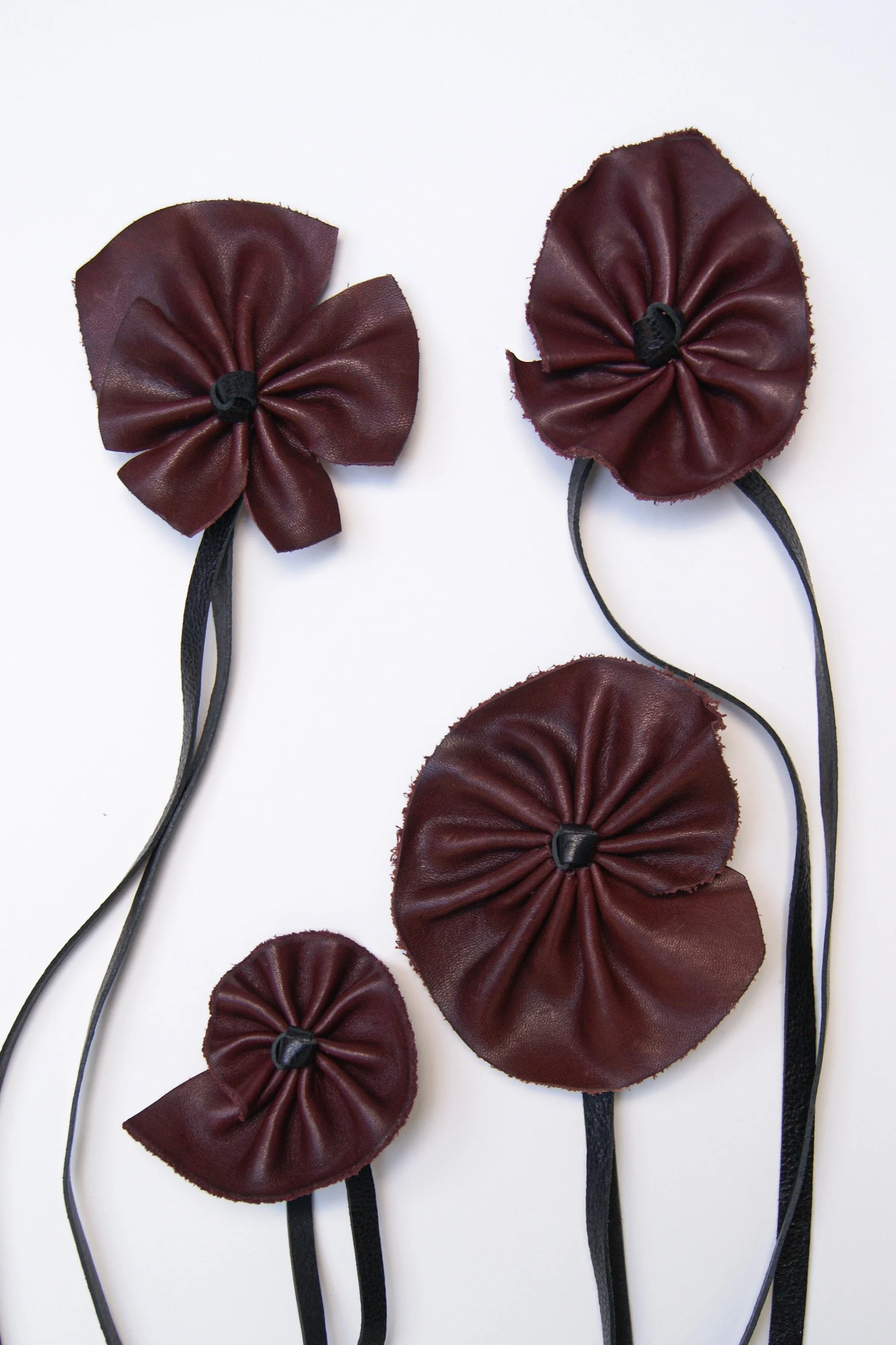 Marie-Bernadette-Woehrl-leather-flower-on-a-string-necklace-burgundy-handmade-unique-piece-artisanal-antwerp-1.jpg