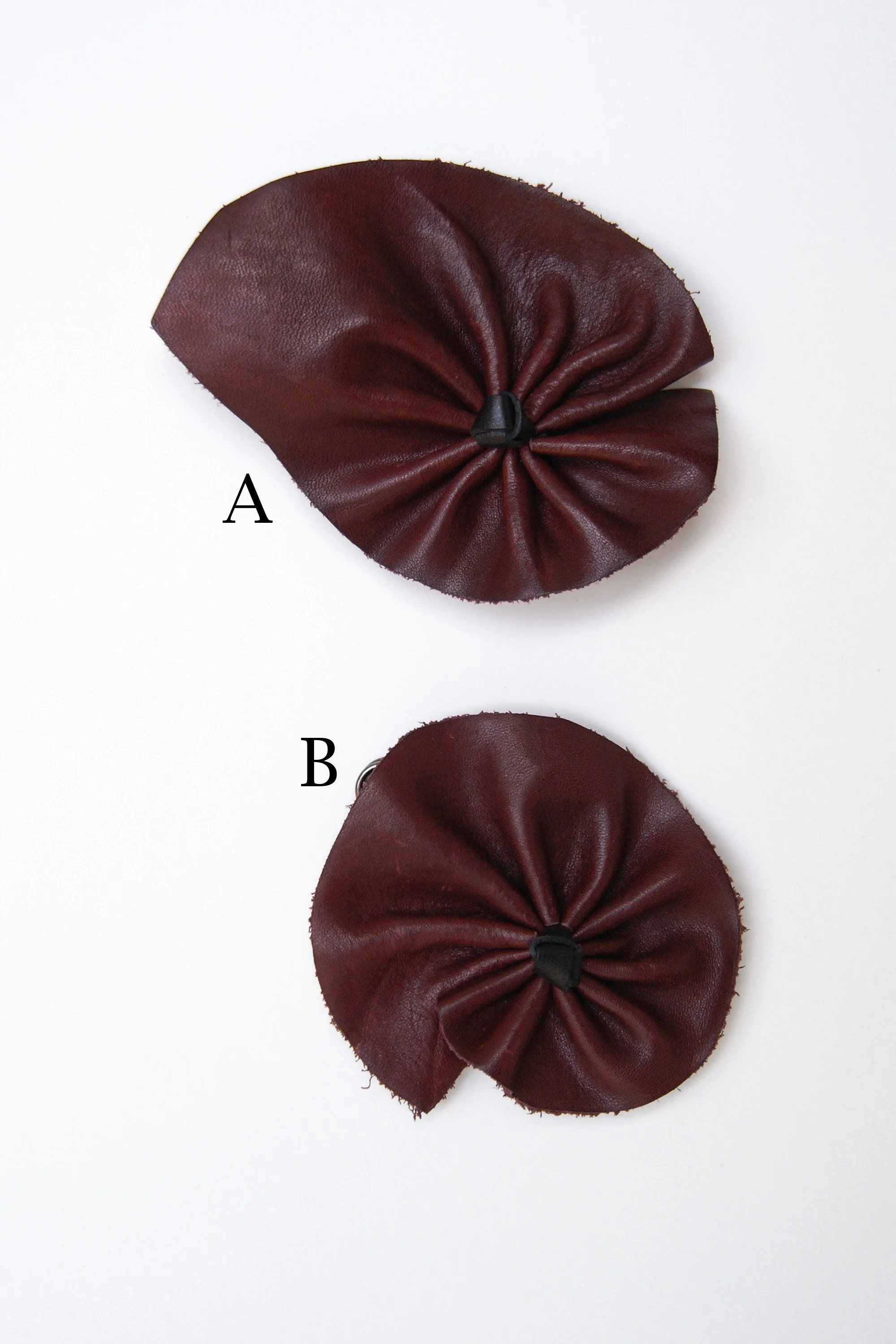 Marie-Bernadette-Woehrl-leather-flower-buckle-burgundy-handmade-unique-piece-artisanal-antwerp-1 (2).jpg