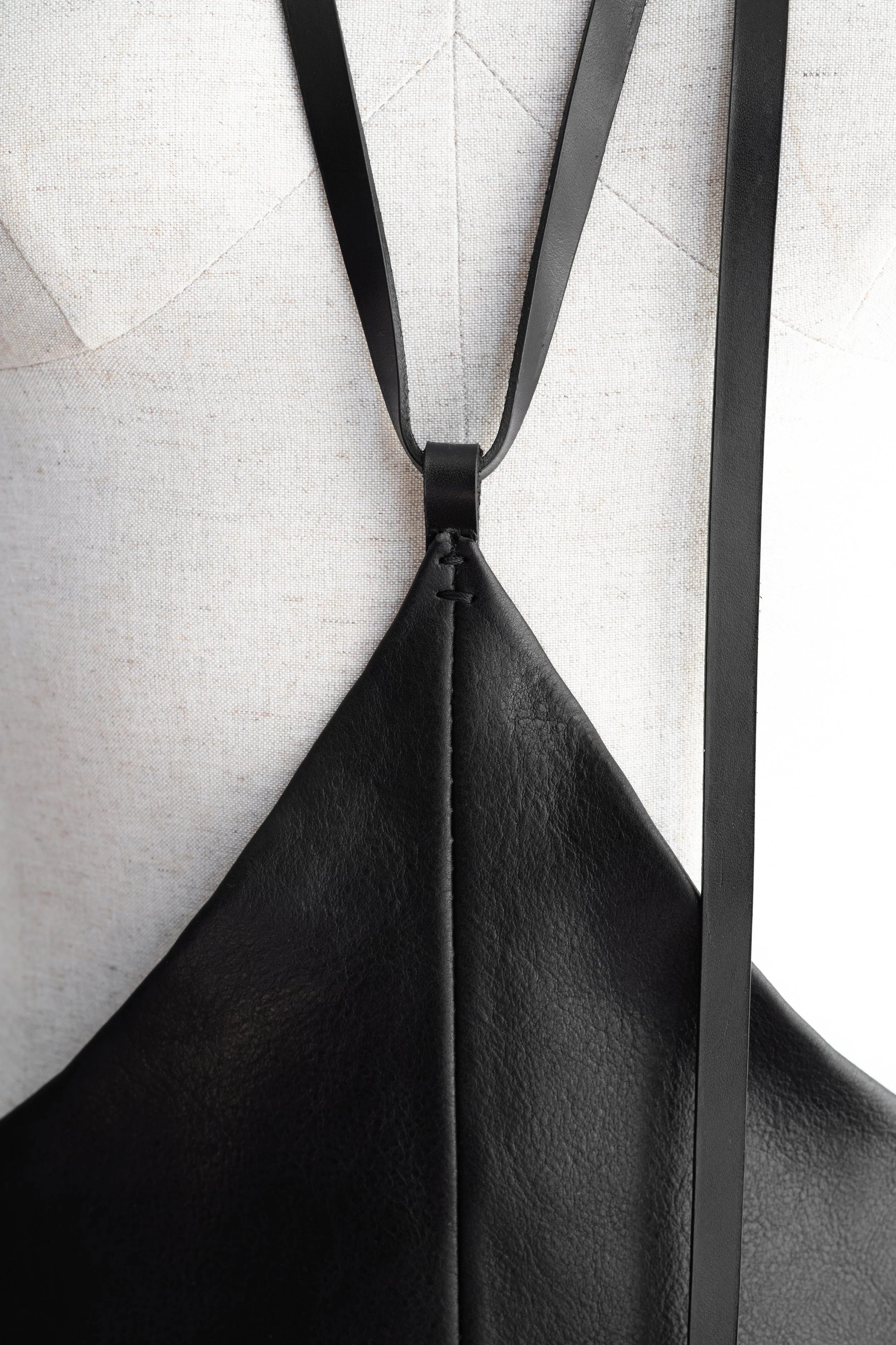 Marie-Bernadette-Woehrl-hourglass-apron-fringes-Black-artisanal-leather-goods-vachetta-veg-tan-antwerp-dark-fashion-1.jpg