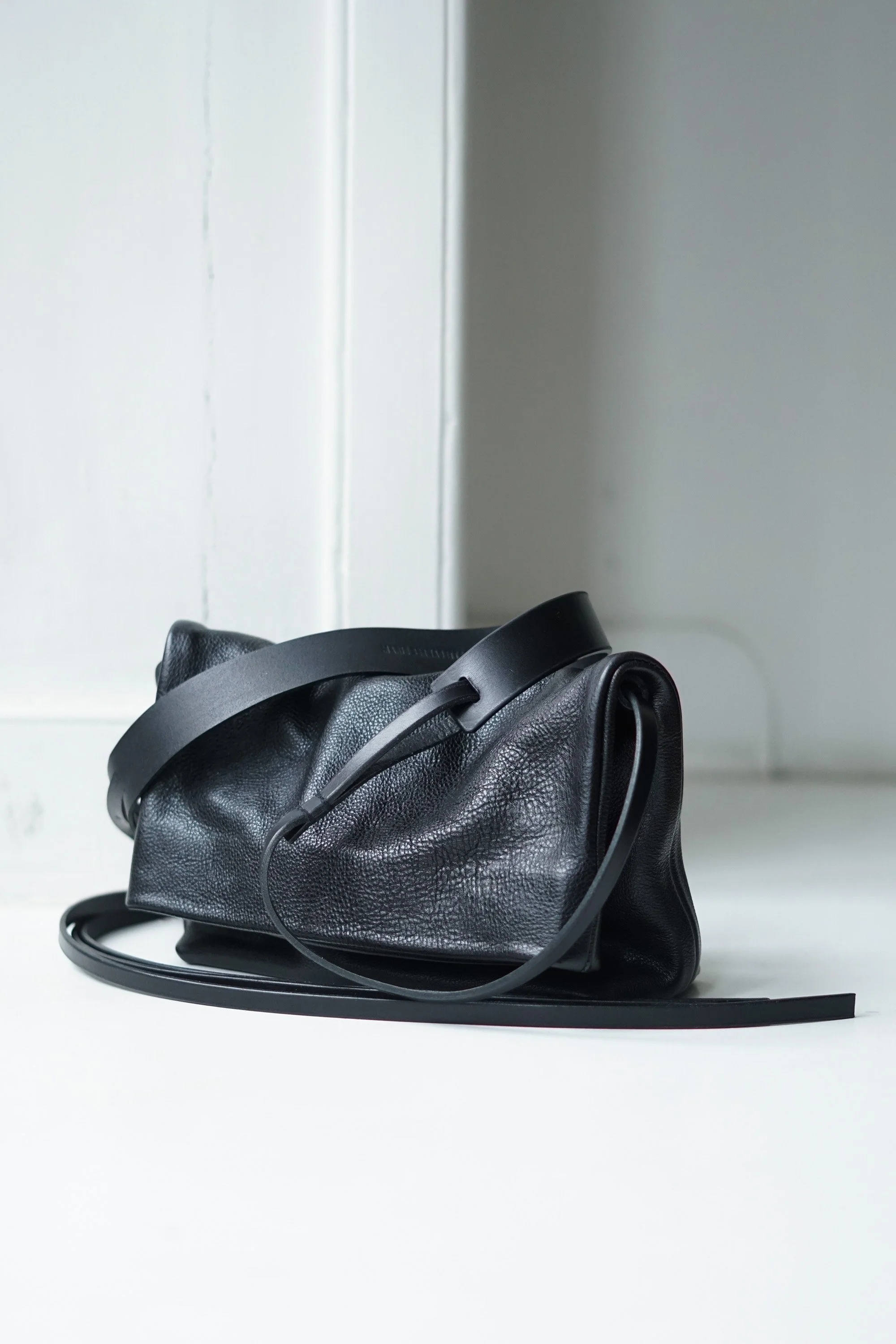 marie-bernadette-woehrl-little-sister-bag-black-leater-natural-grain-vegtan-handmade-artisanal-fashion-anntwerp-2.jpg