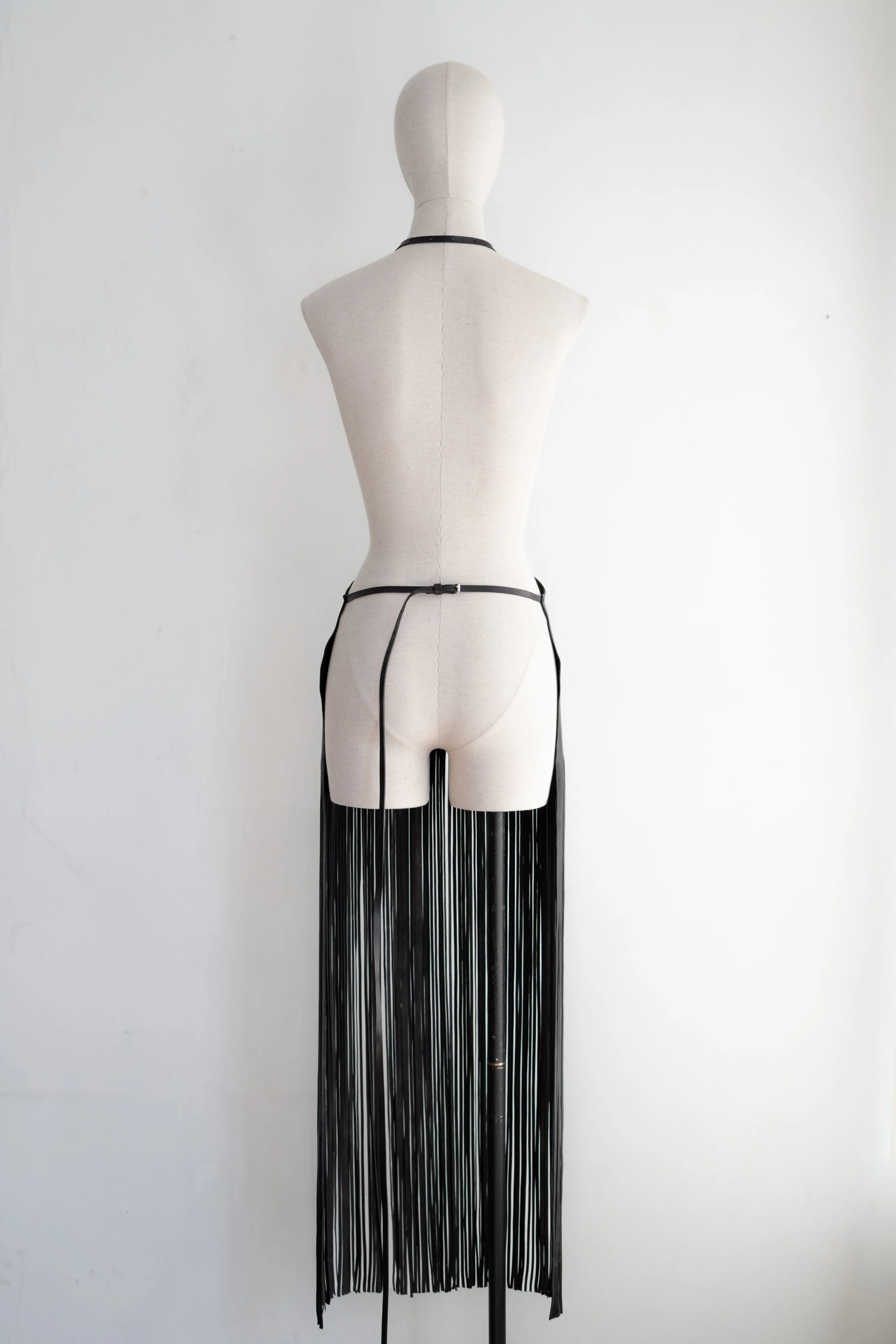 Marie-Bernadette-Woehrl-hourglass-apron-fringes-Black-artisanal-leather-goods-vachetta-veg-tan-antwerp-dark-fashion-2.jpg