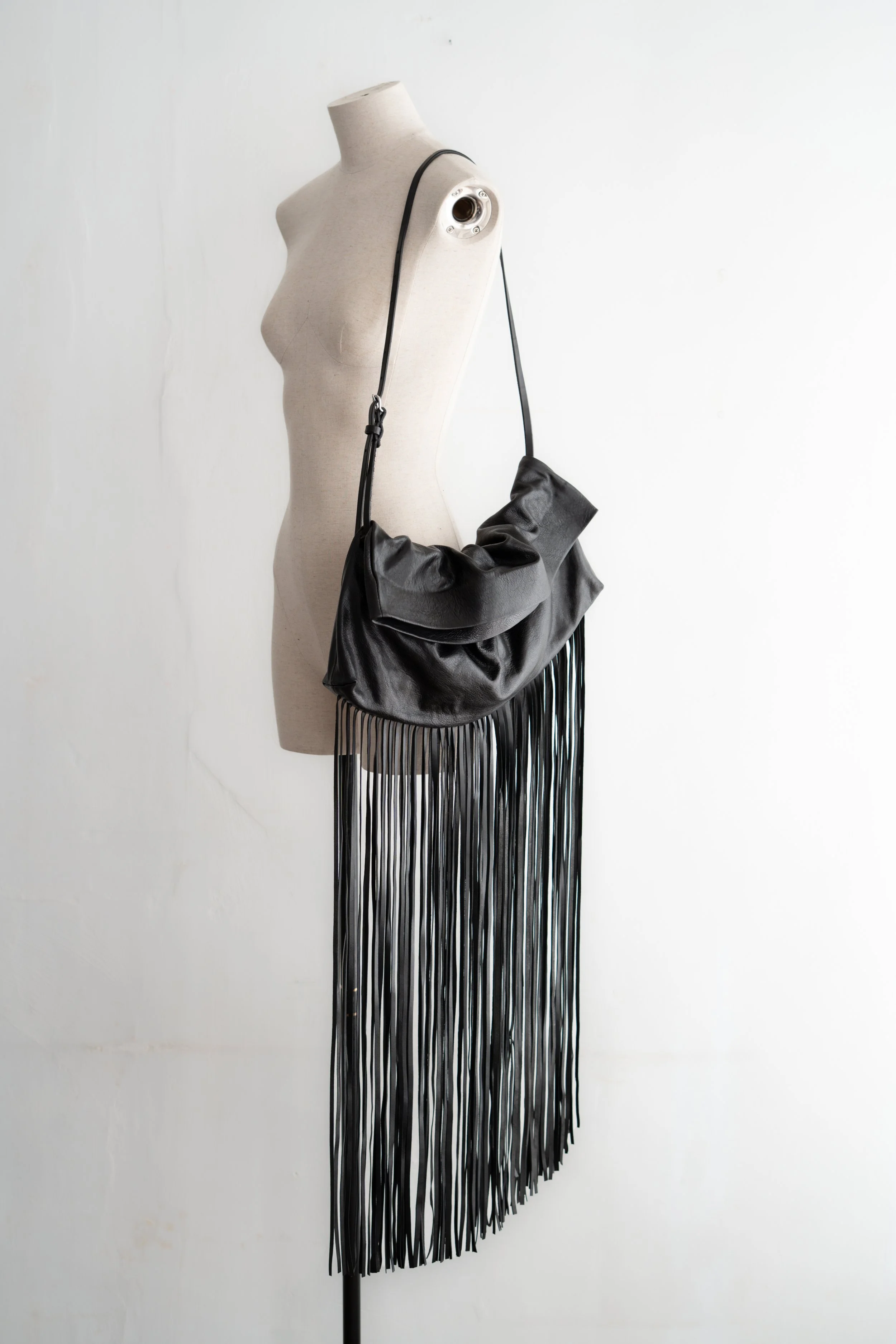 Marie-Bernadette-Woehrl-Anemone-Bag-Black-artisanal-leather-goods-vachetta-veg-tan-antwerp-dark-fashion-6.jpg