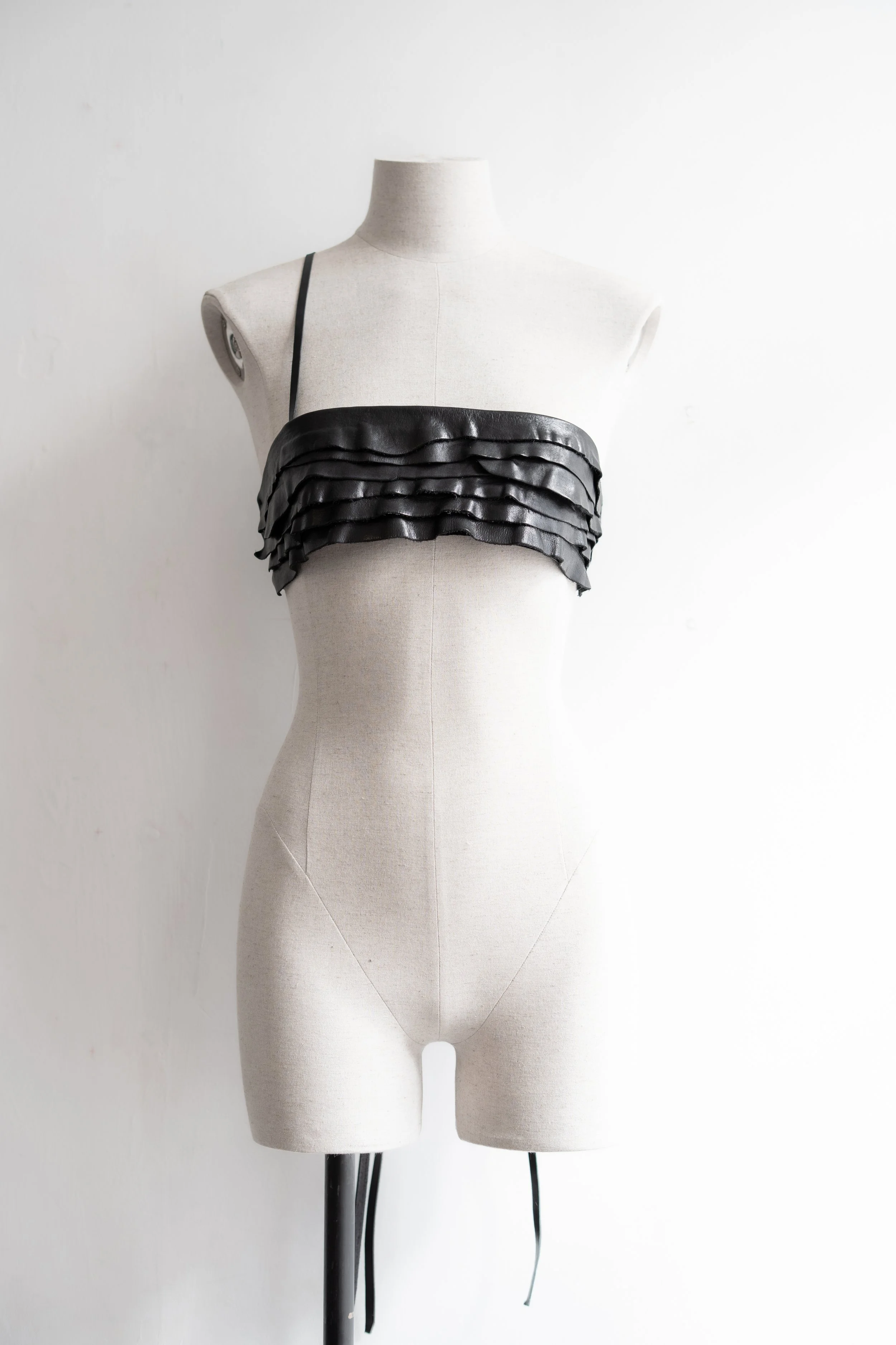marie-bernadette-woehrl-sunny-top-black-vachetta-edges-frilly-artisanal-leather-goods-antwerp-fashion-festival-tir-na-nog-handmade-dark-accessories-5.jpg