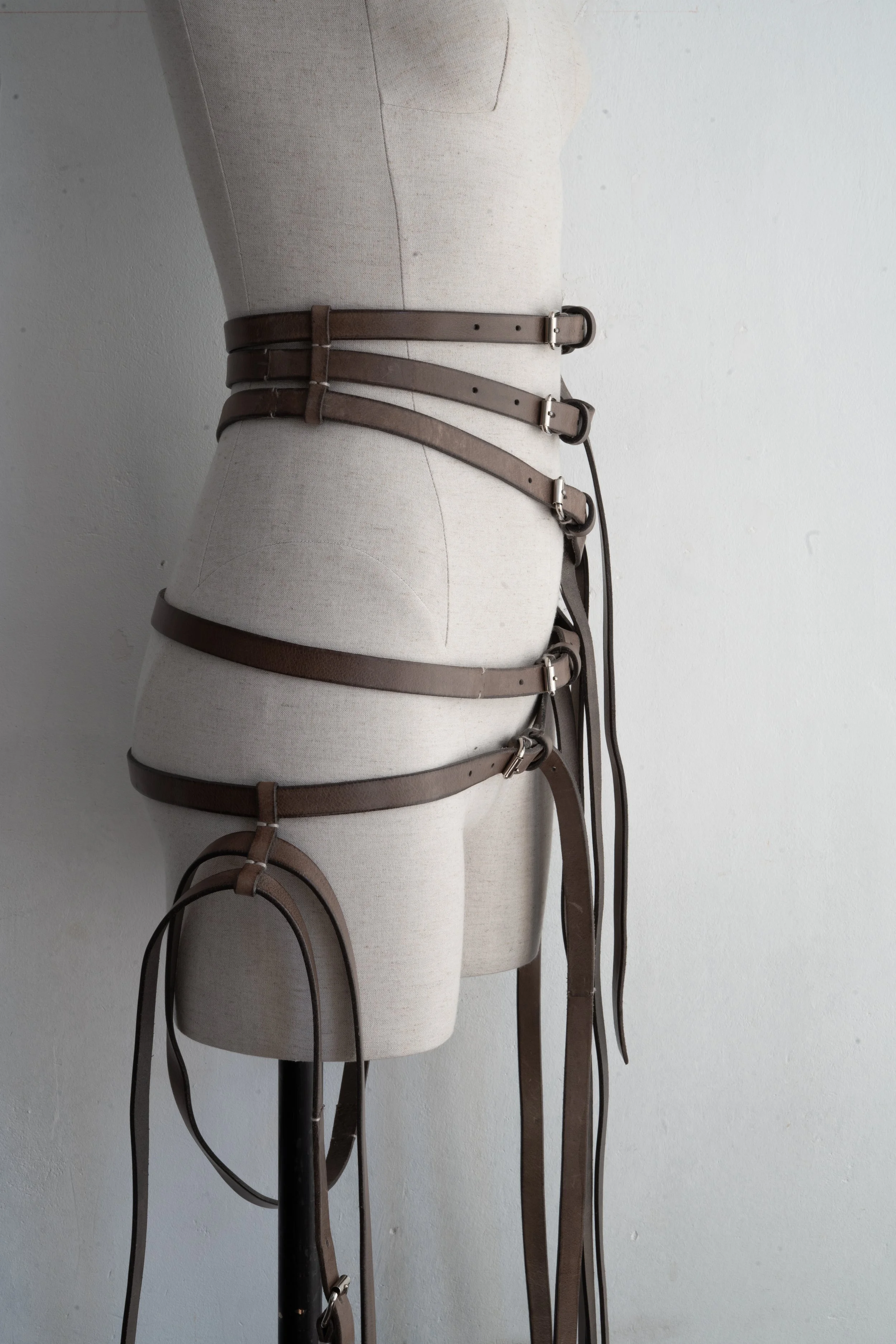 marie-bernadette-woehrl-kara-seven-belt-brown-artisanal-leather-goods-antwerp-fashion-festival-handmade-dark-accessories-4.jpg