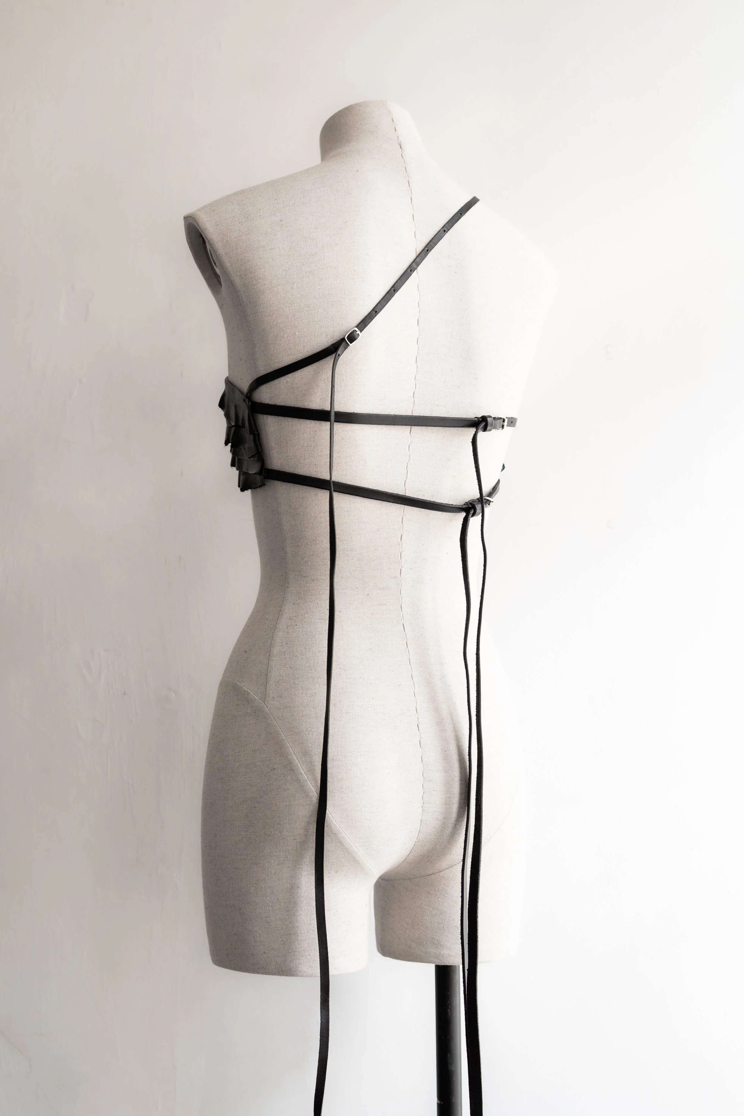marie-bernadette-woehrl-sunny-top-black-vachetta-edges-frilly-artisanal-leather-goods-antwerp-fashion-festival-tir-na-nog-handmade-dark-accessories-7.jpg