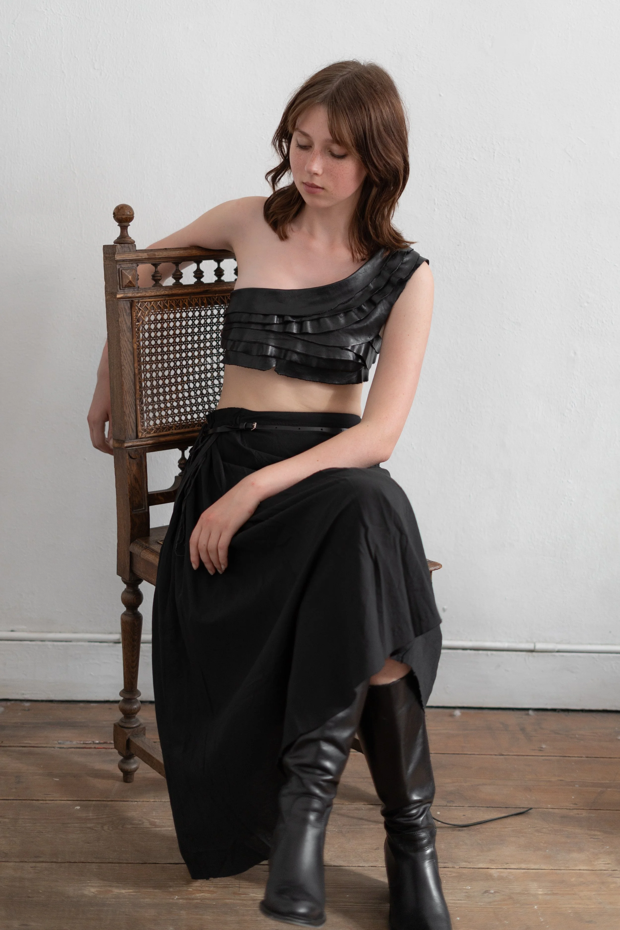 marie-bernadette-woehrl-kika-top-black-vachetta-edges-frilly-asymmetrical-artisanal-leather-goods-antwerp-fashion-festival-tir-na-nog-handmade-dark-accessories-7.jpg