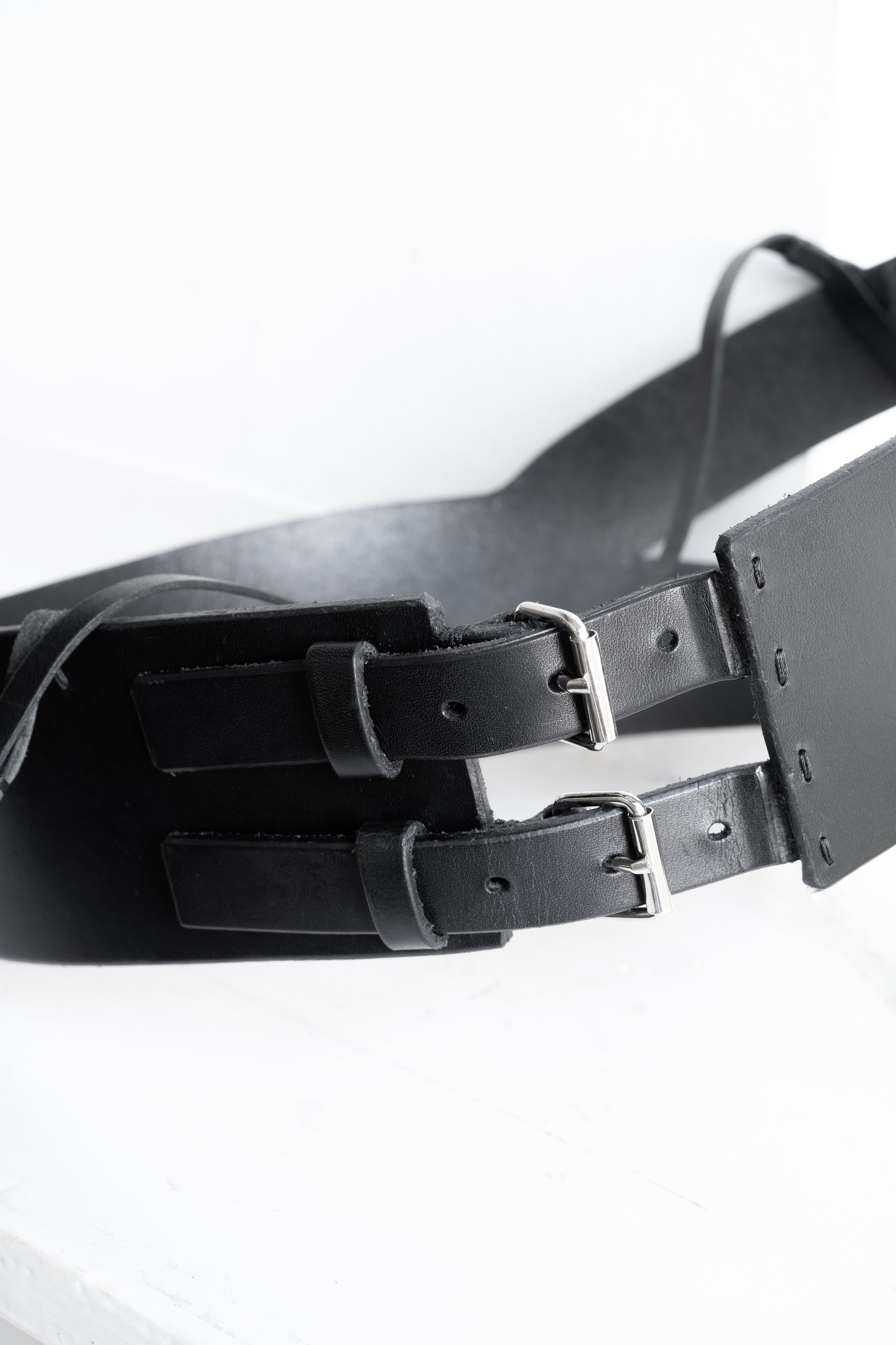 marie-bernadette-woehrl-belt-top-black-artisanal-leather-goods-antwerp-fashion-handmade-dark-accessories-4.jpg