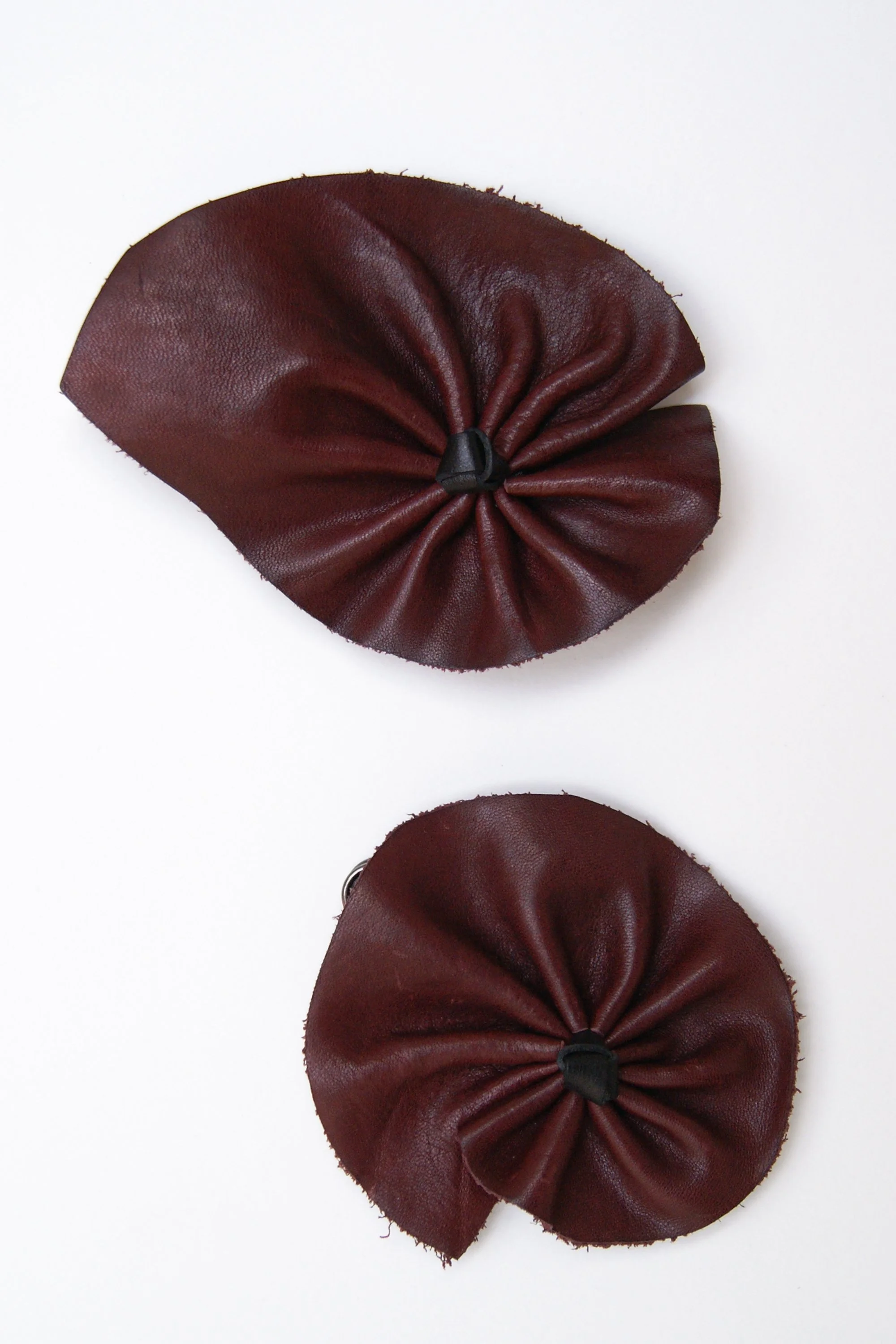 Marie-Bernadette-Woehrl-leather-flower-buckle-burgundy-handmade-unique-piece-artisanal-antwerp-3.jpg