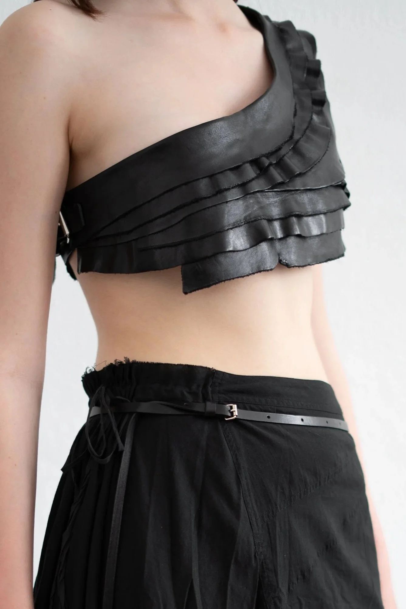 marie-bernadette-woehrl-kika-top-black-vachetta-edges-frilly-asymmetrical-artisanal-leather-goods-antwerp-fashion-festival-tir-na-nog-handmade-dark-accessories-3.jpg