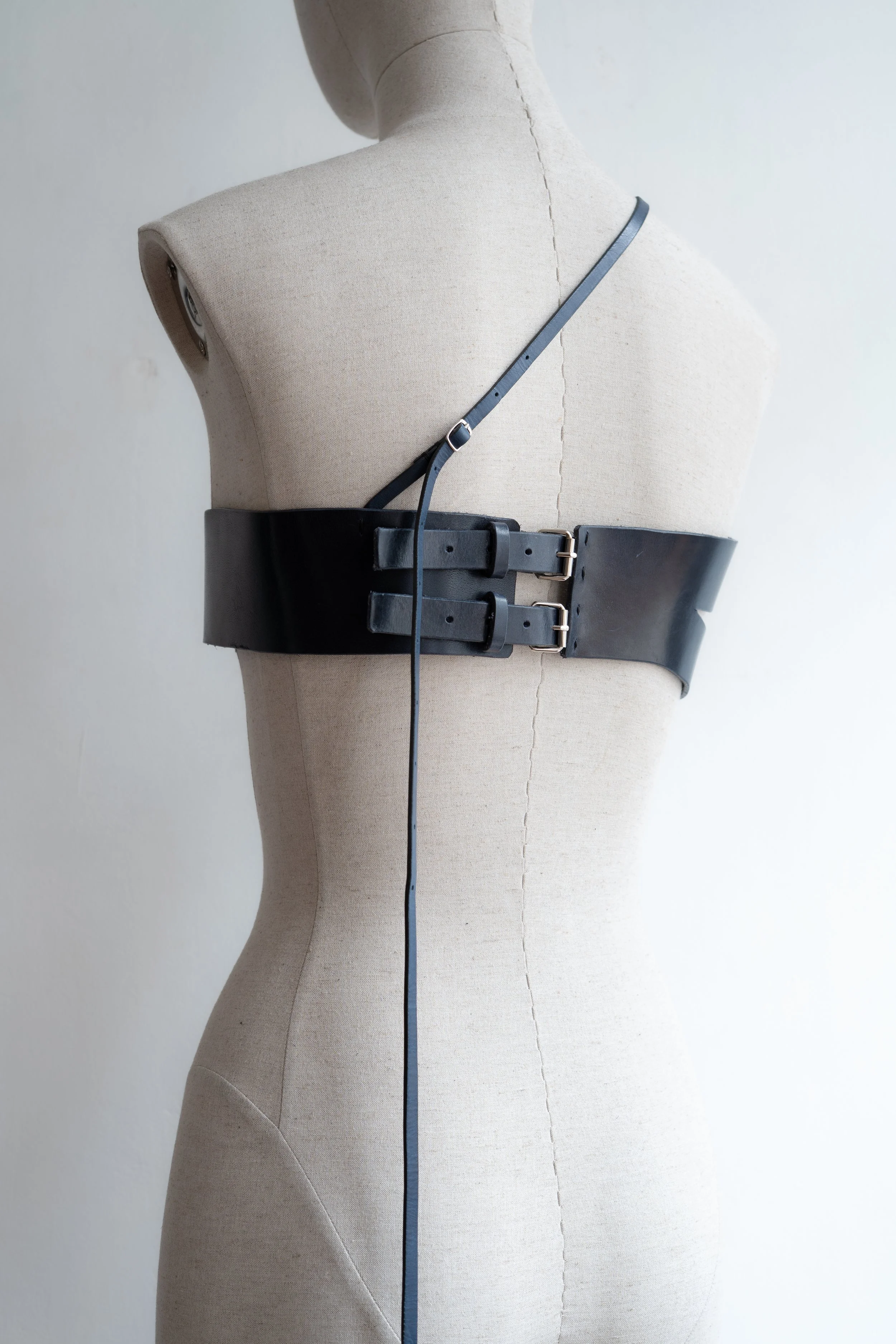 marie-bernadette-woehrl-belt-top-blue-artisanal-leather-goods-antwerp-fashion-handmade-dark-accessories.jpg