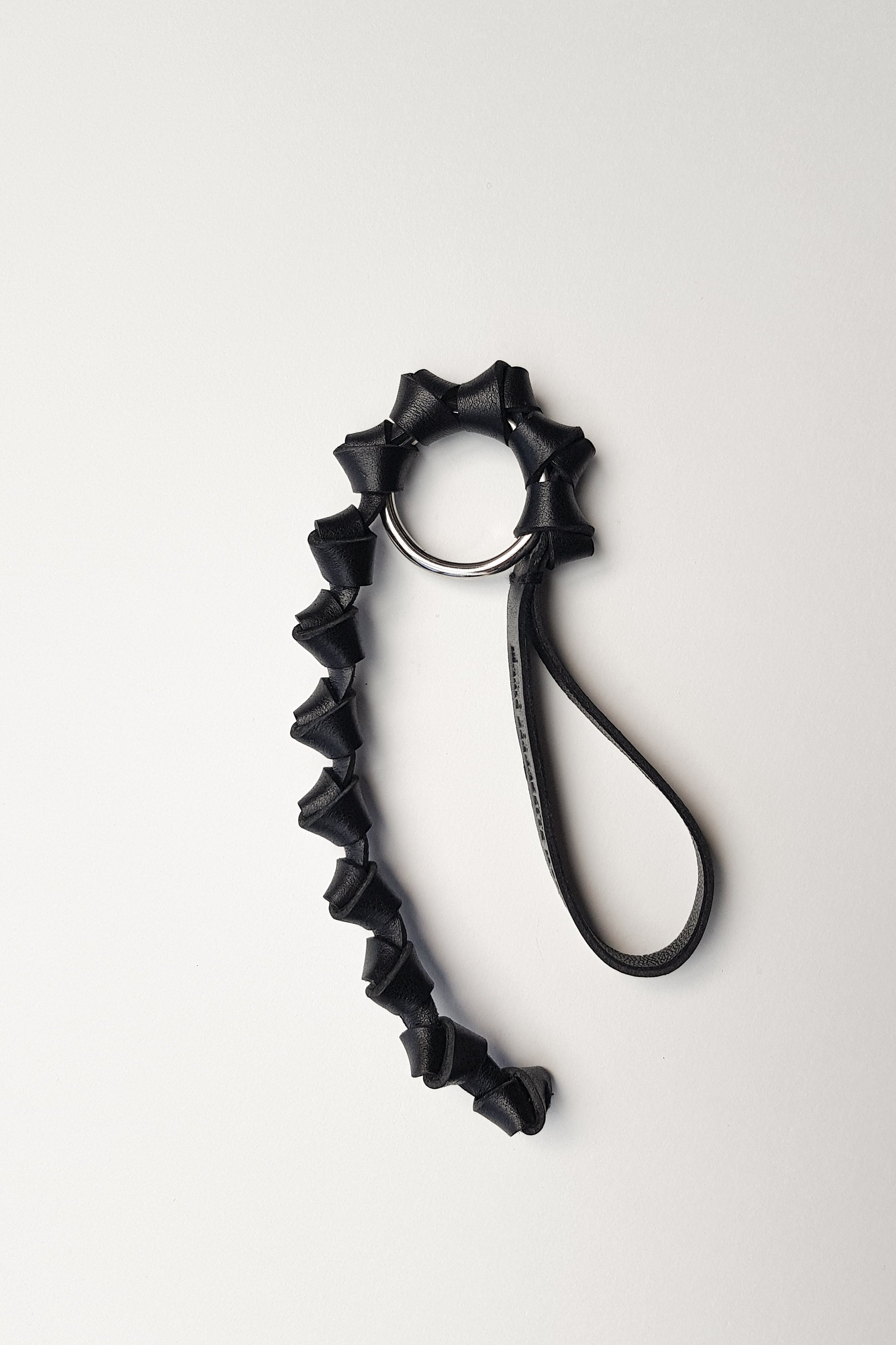 Marie-Bernadette-Woehrl-knotted-leather-keychain-handmade-antwerp-2.jpg