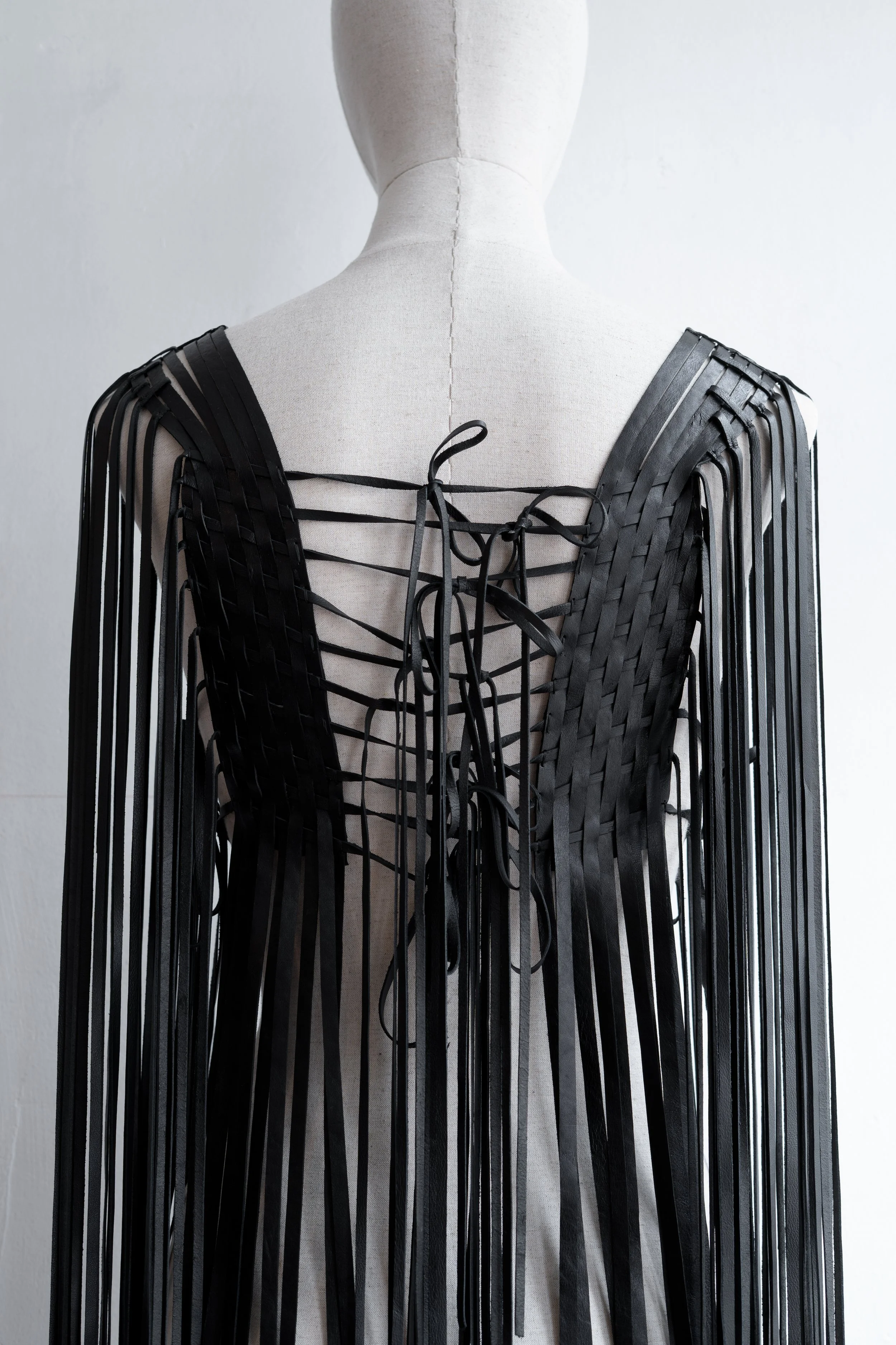 marie-bernadette-woehrl-lluna-finge-bolero-artisanal-leather-goods-antwerp-fashion-festival-handmade-woven-dark-handmade-accessories-3.jpg
