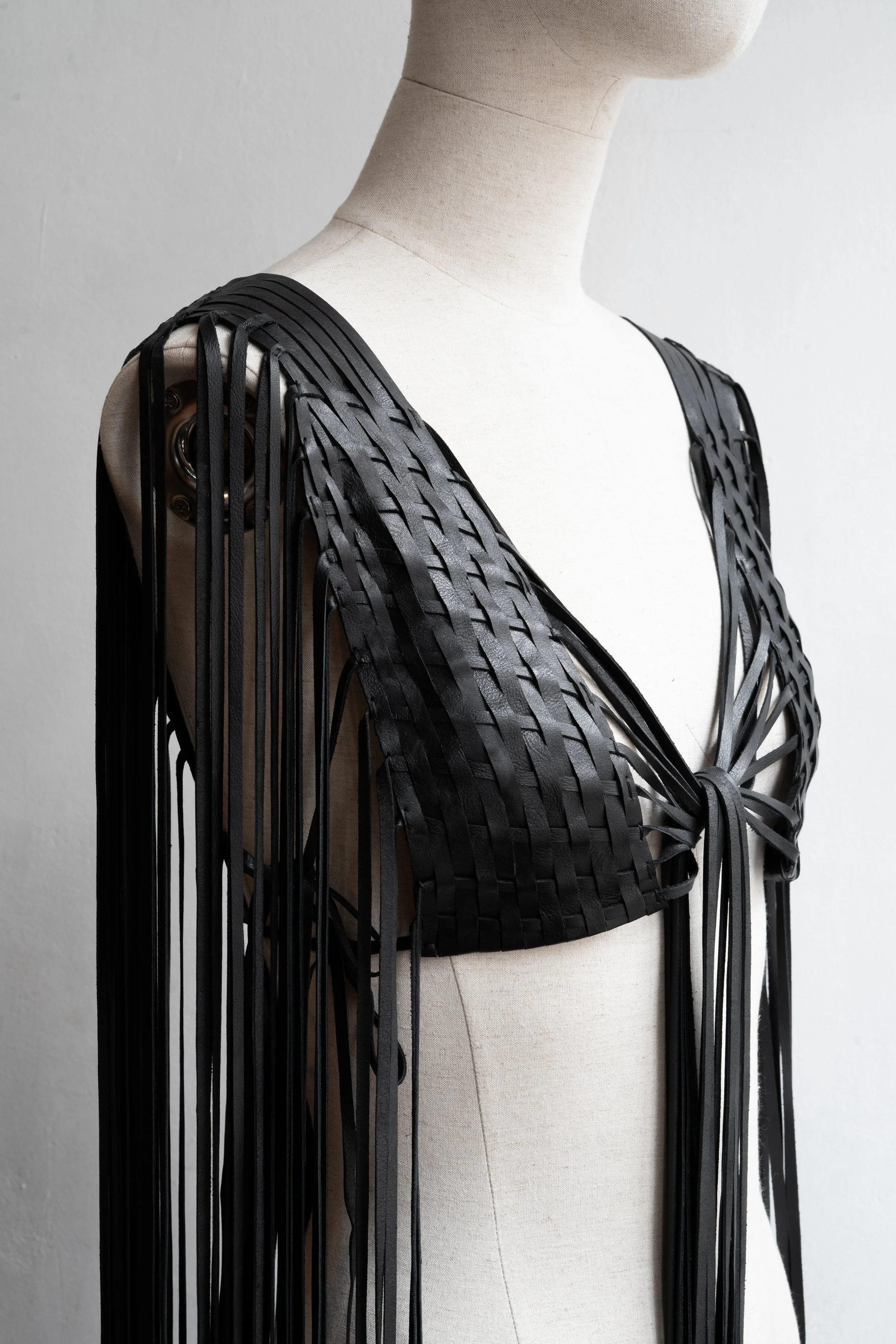 marie-bernadette-woehrl-lluna-finge-bolero-artisanal-leather-goods-antwerp-fashion-festival-handmade-woven-dark-handmade-accessories-5.jpg