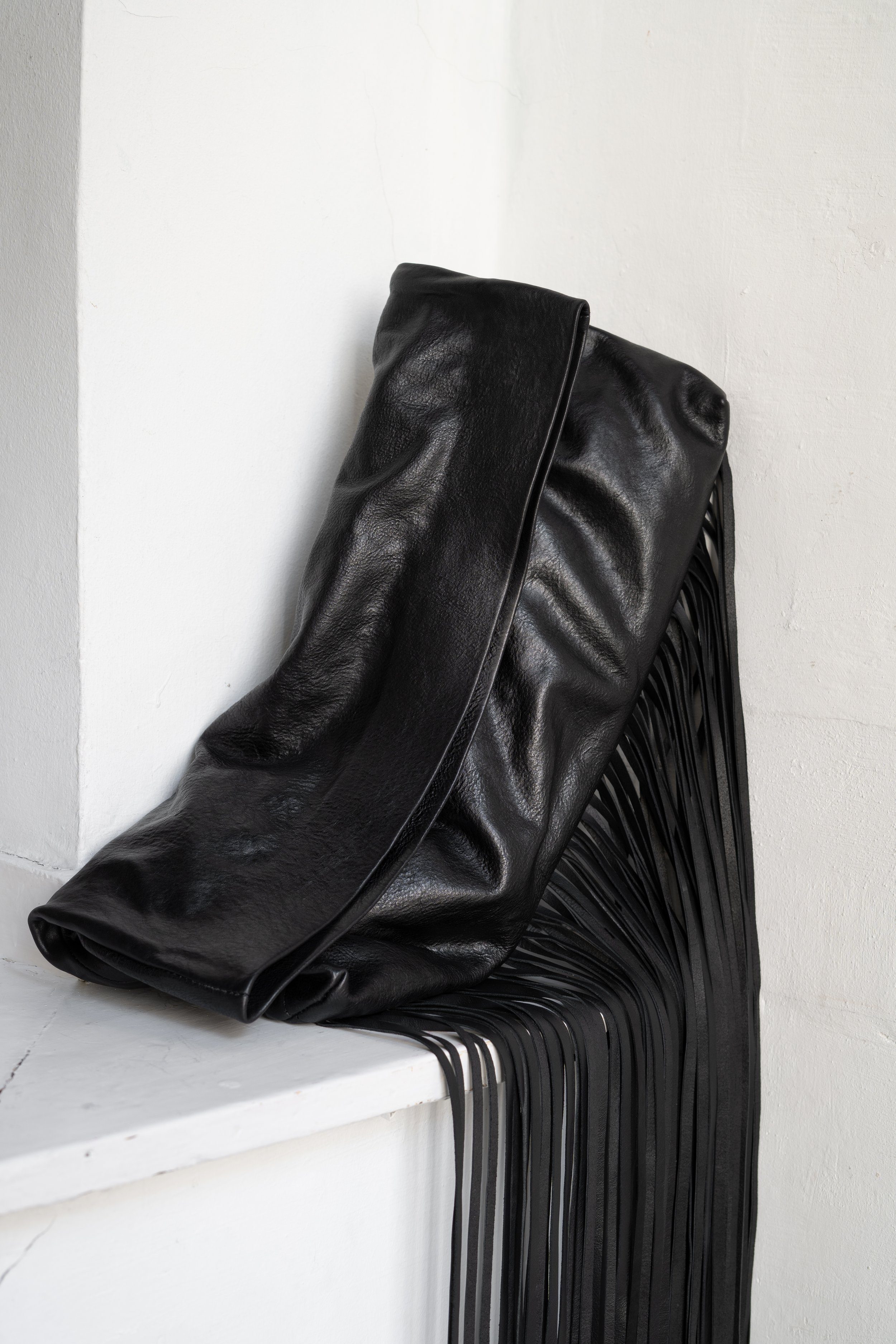 Marie-Bernadette-Woehrl-Anemone-Bag-Black-artisanal-leather-goods-vachetta-veg-tan-antwerp-dark-fashion-2.jpg