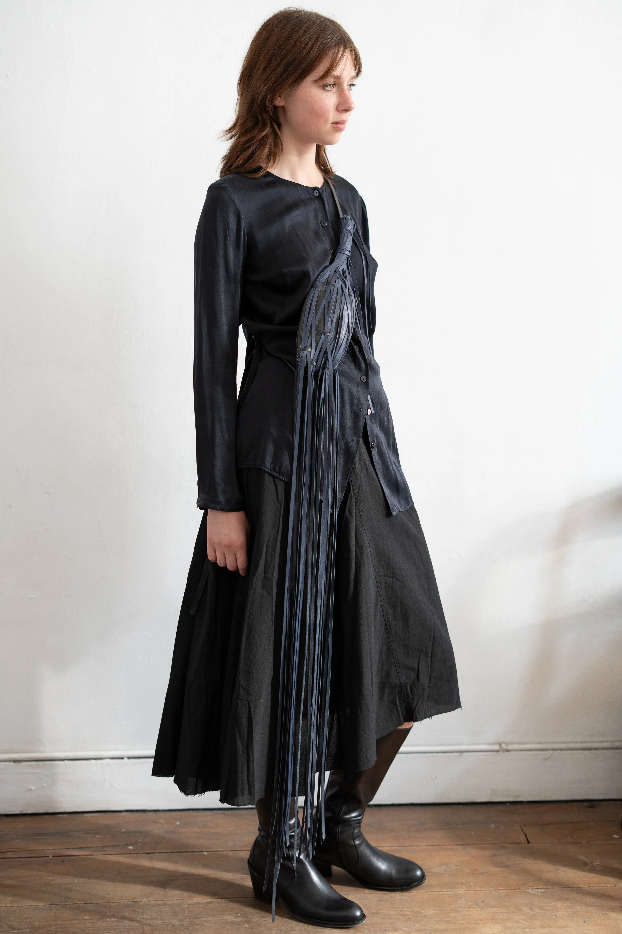 Marie-Bernadette-Woehrl-nest-bag-pouch-fringes-black-blue-artisanal-leather-goods-antwerp-fashion-festival-tir-na-nog-2.jpg