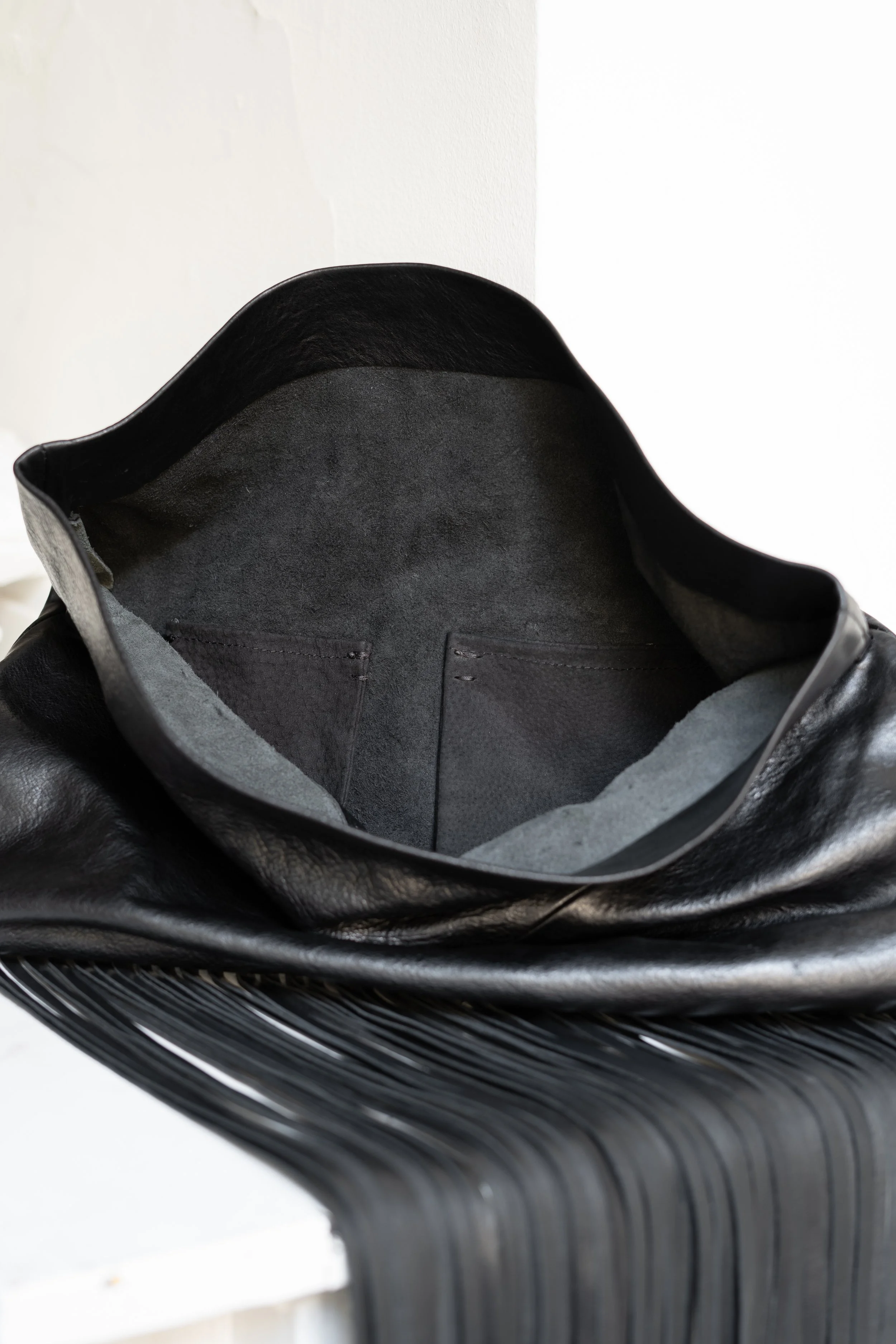 Marie-Bernadette-Woehrl-Anemone-Bag-Black-artisanal-leather-goods-vachetta-veg-tan-antwerp-dark-fashion-1.jpg